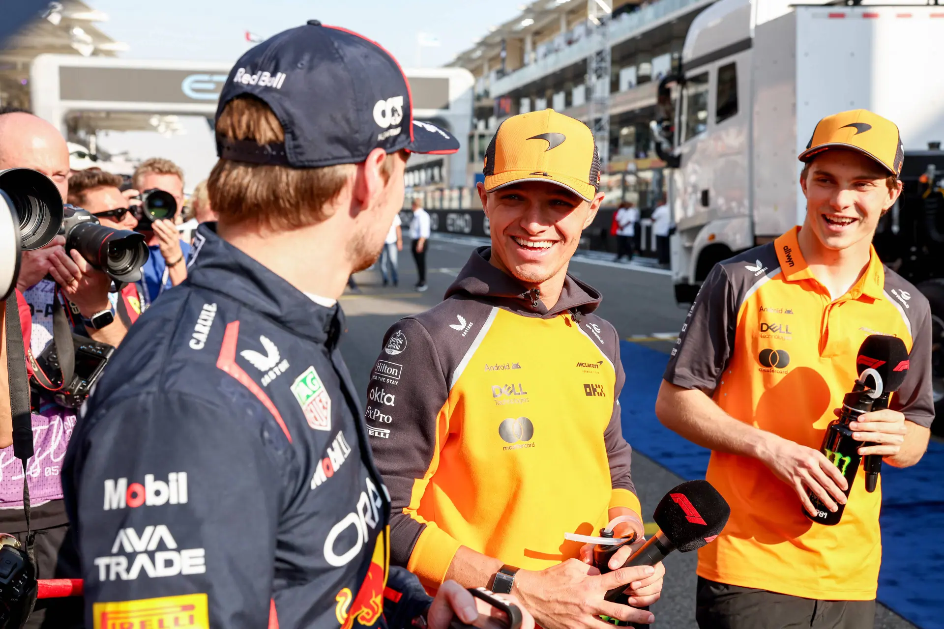 Verstappen speelde ook met het hoofd van de McLaren-coureurs: 'Verbale plaagstootjes'