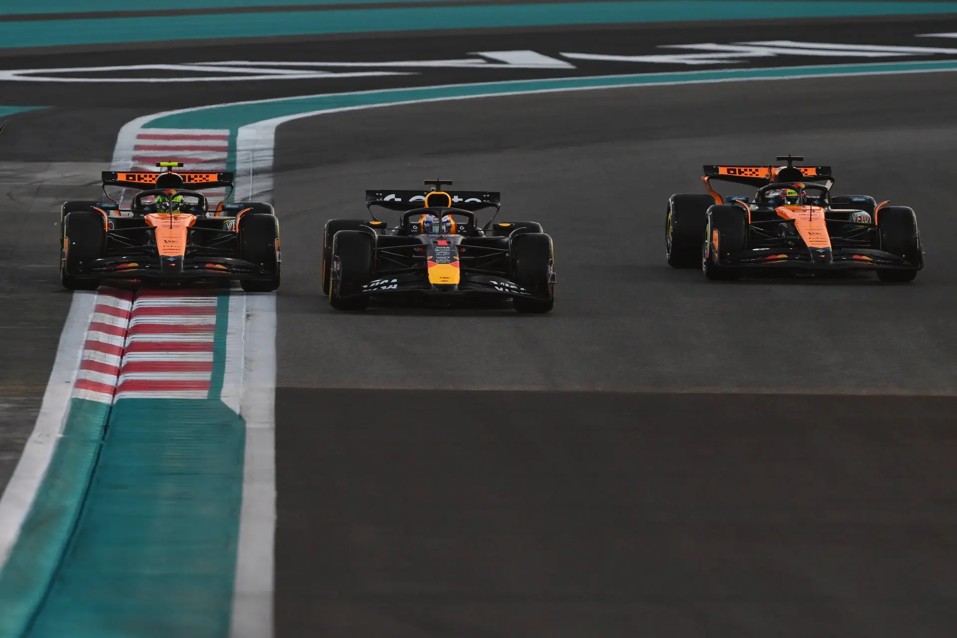 Commentatoren snappen niks van Verstappen: 'Ze proberen niet eens om kampioen te worden'