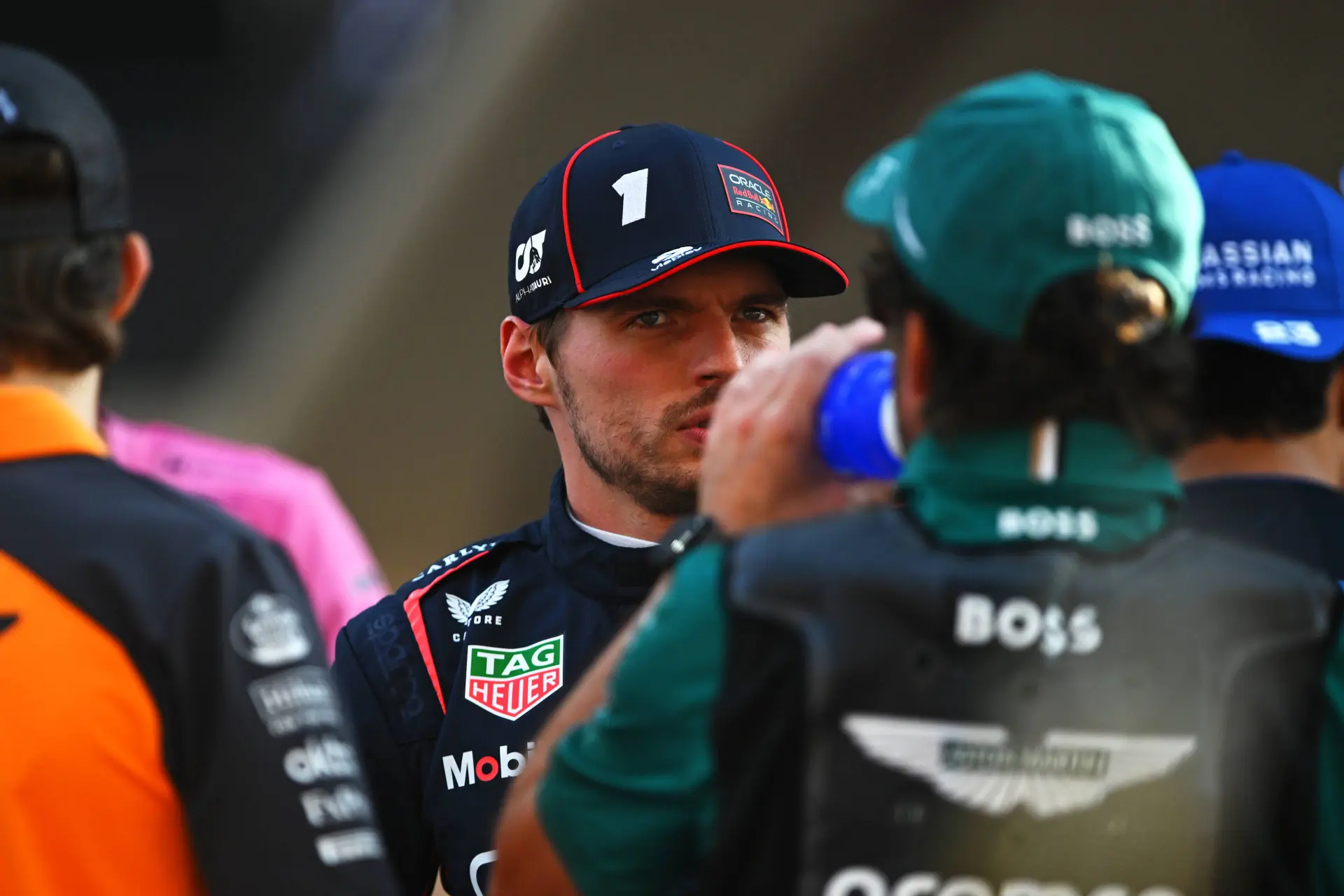 Alonso en Verstappen kraken nieuwe F1-wagens: 'Zelfs onze kok zou de auto kunnen besturen'