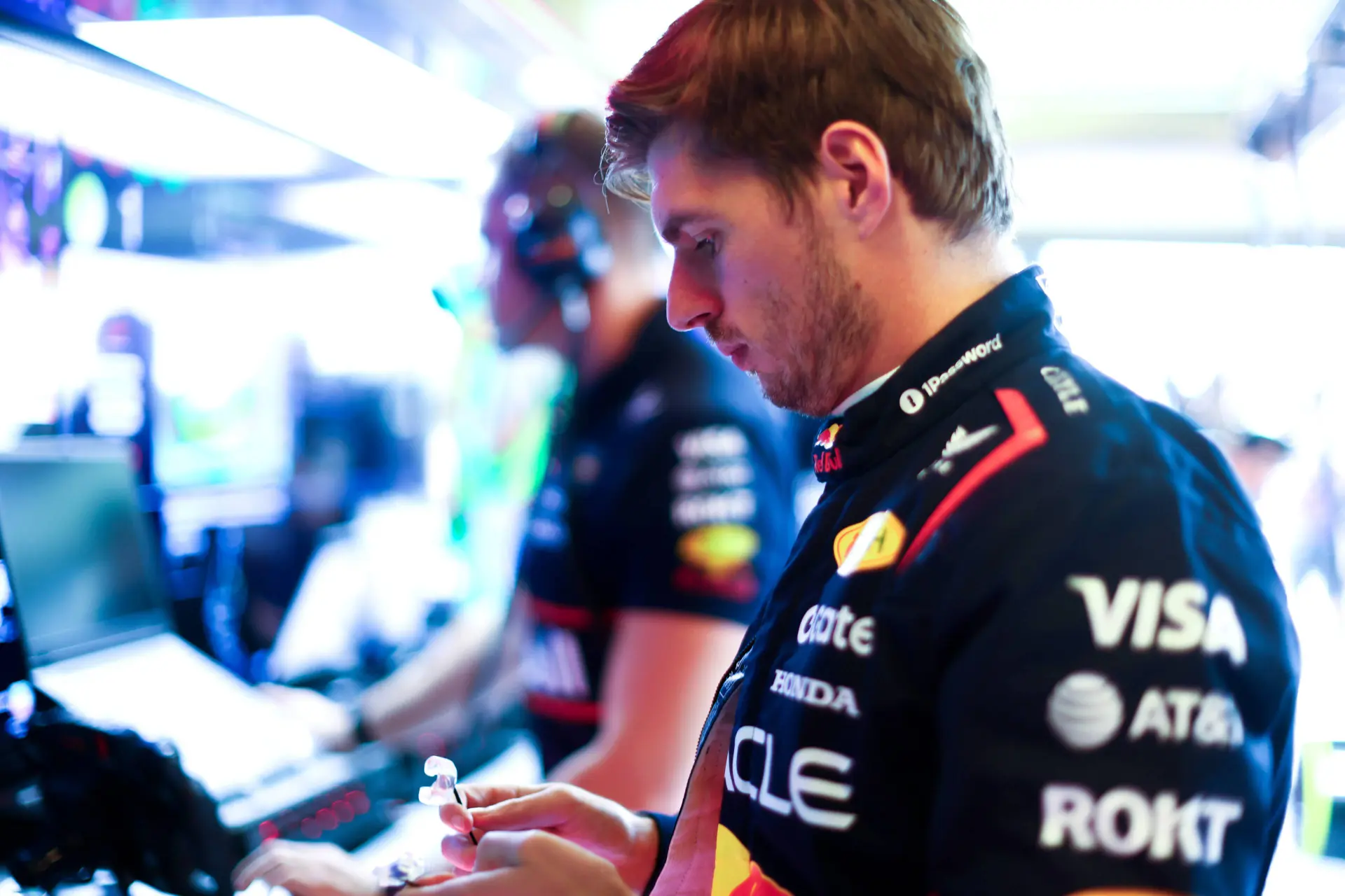 F1TV-analist hoort veelzeggend radiobericht: 'Opvallend dat ze tegen Russell over Verstappen praten'