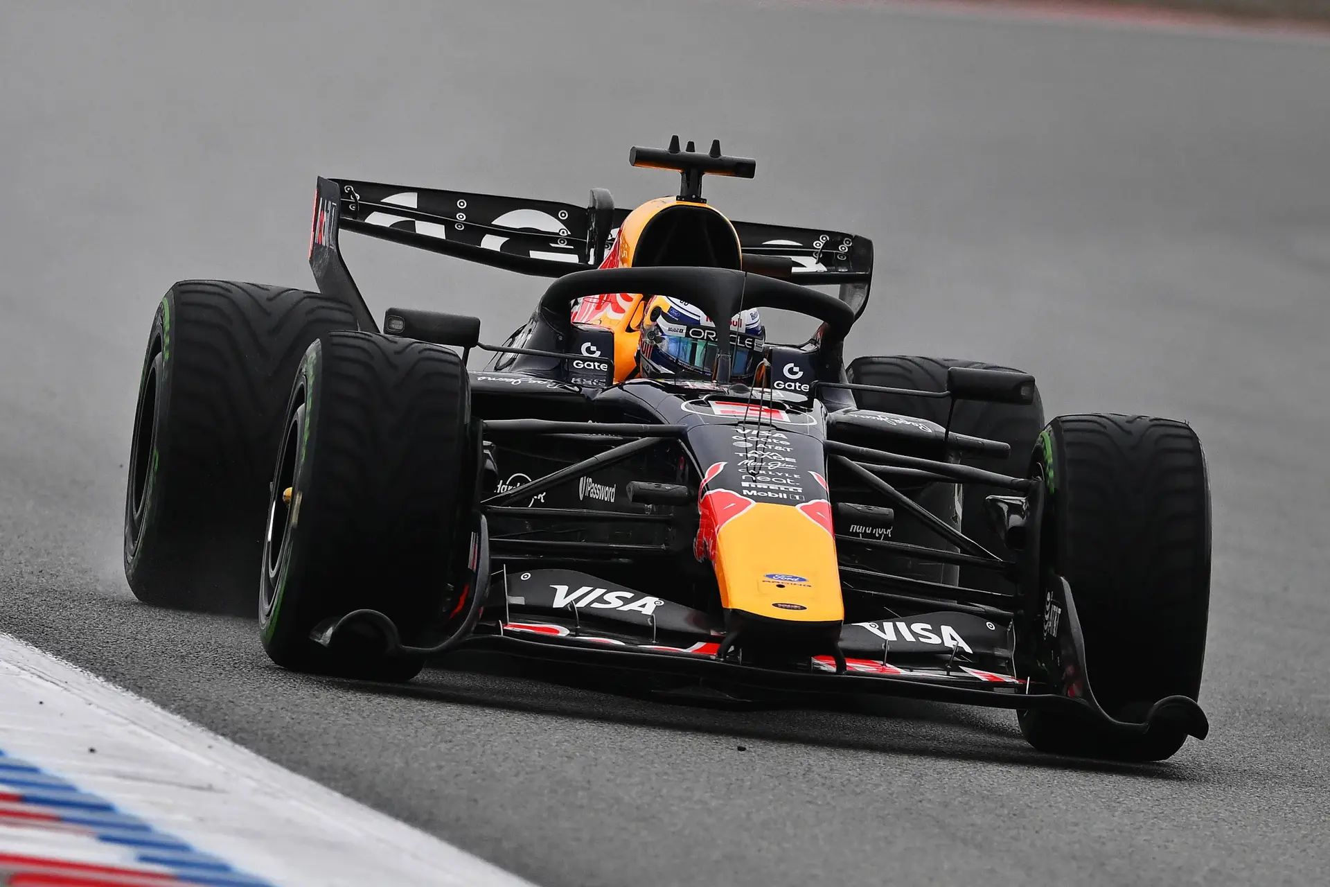 Samenvatting tweede F1-testdag: Verstappen maakt kennis met Red Bull, crash volgt later