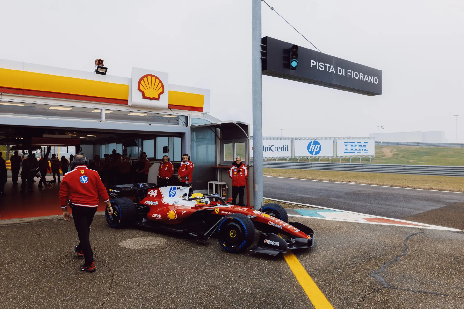 Hamilton spreekt van 'uitdagende' eerste kilometers in Ferrari: 'Moeten door blijven gaan'