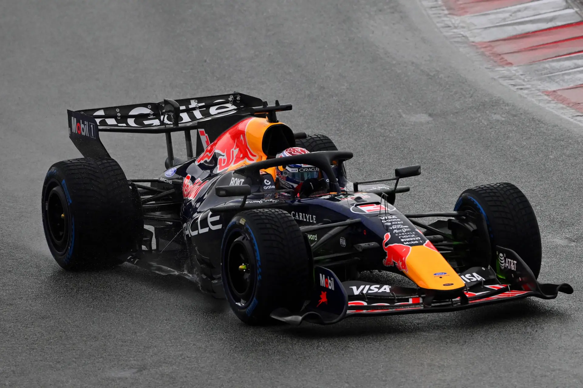 Verstappen laat derde testdag schieten na crash Hadjar, mogelijk later in week weer in actie