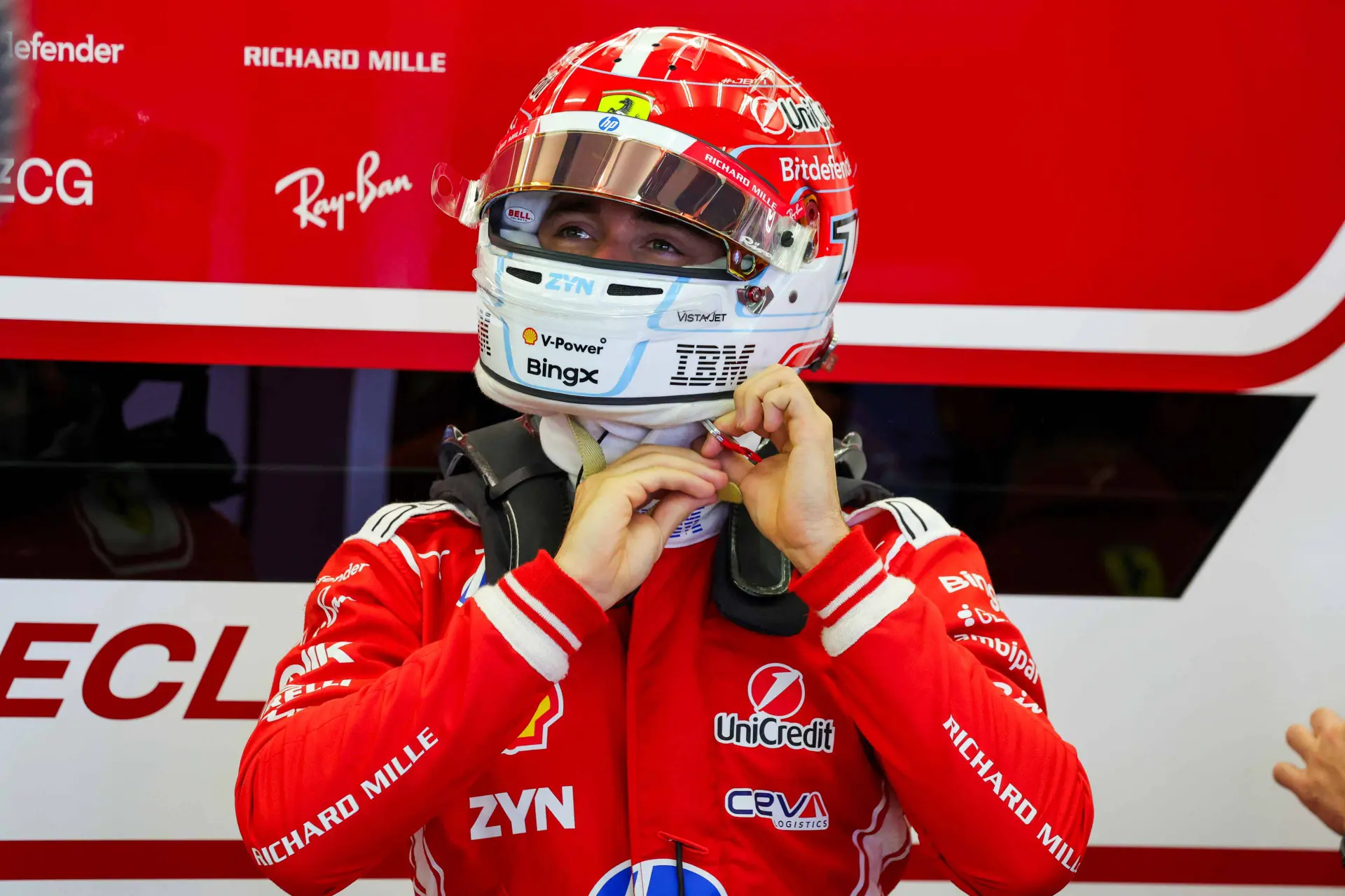 Leclerc zet vraagtekens bij kwalificatie van Mercedes: 'Weet niet eens of ze op volle kracht reden'