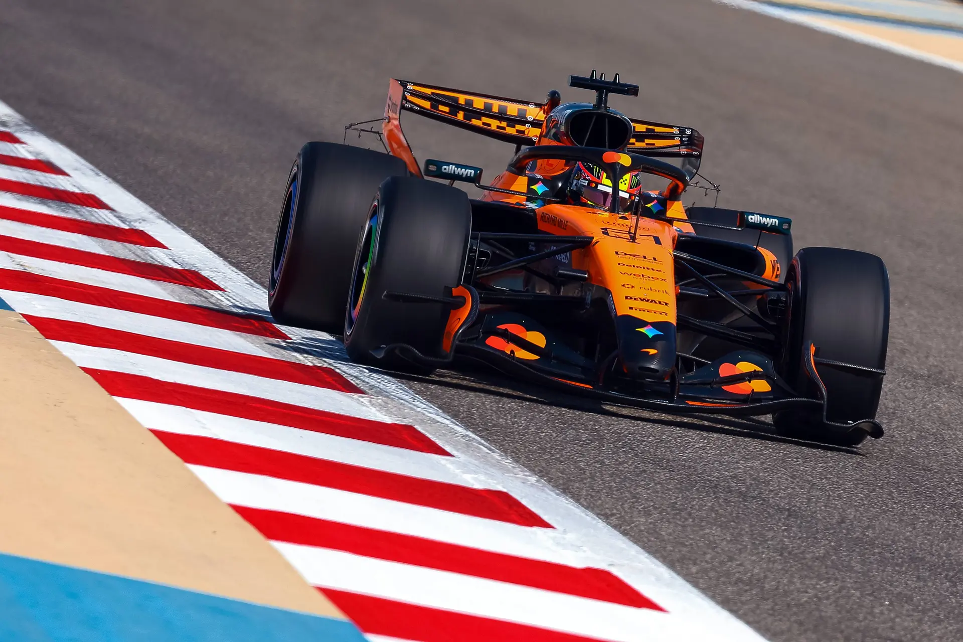 McLaren laat de kijkers gissen over snelheid, Stella wijst Ferrari als favoriet aan