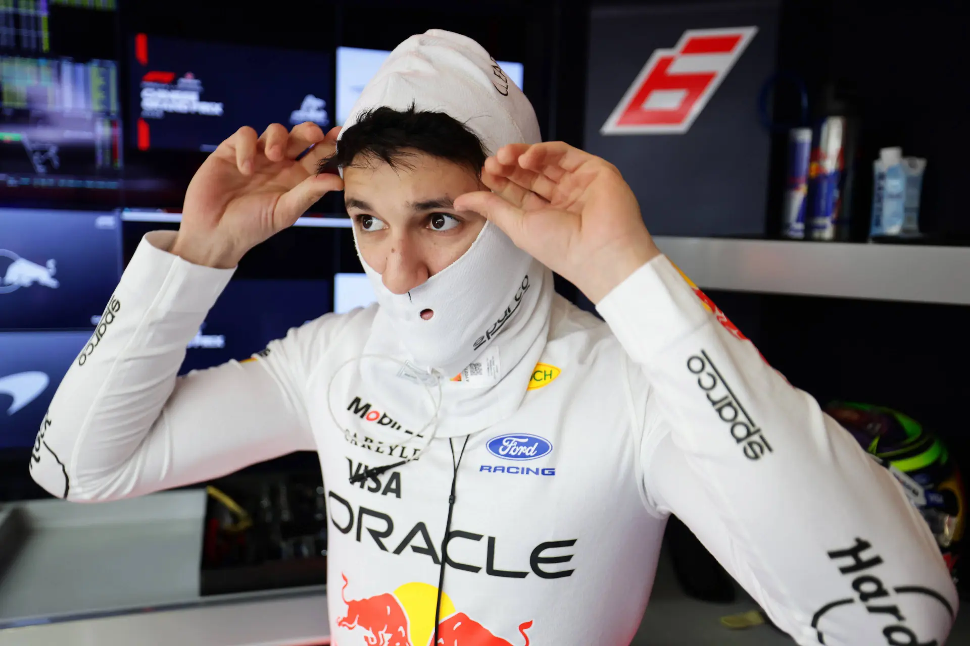 Red Bull en Mercedes botsen: 'Hele vloer was compleet vernietigd'