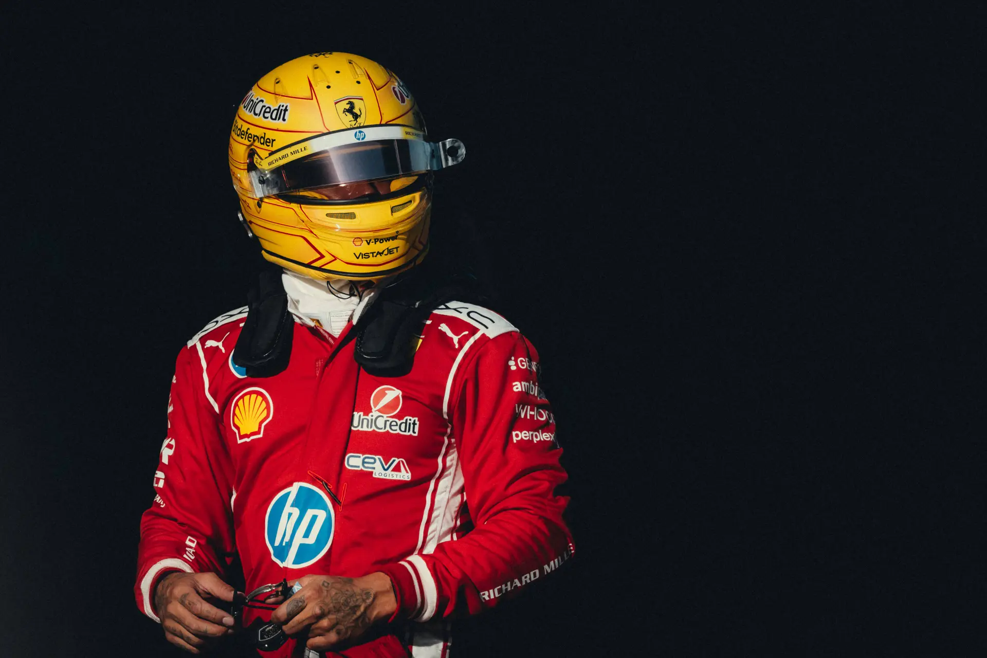 Hamilton pareert Verstappens kritiek op Formule 1: 'Beste racen wat ik heb meegemaakt'