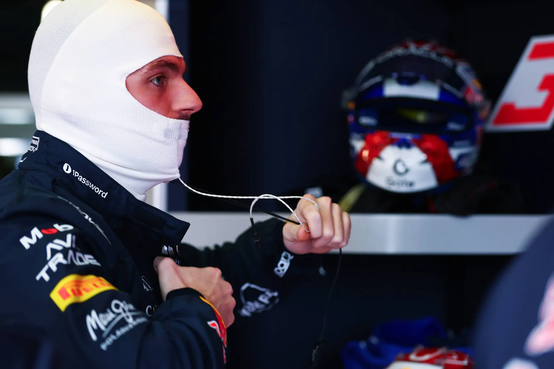 Mercedes domineert, Hadjar beperkt schade voor Red Bull na crash Verstappen