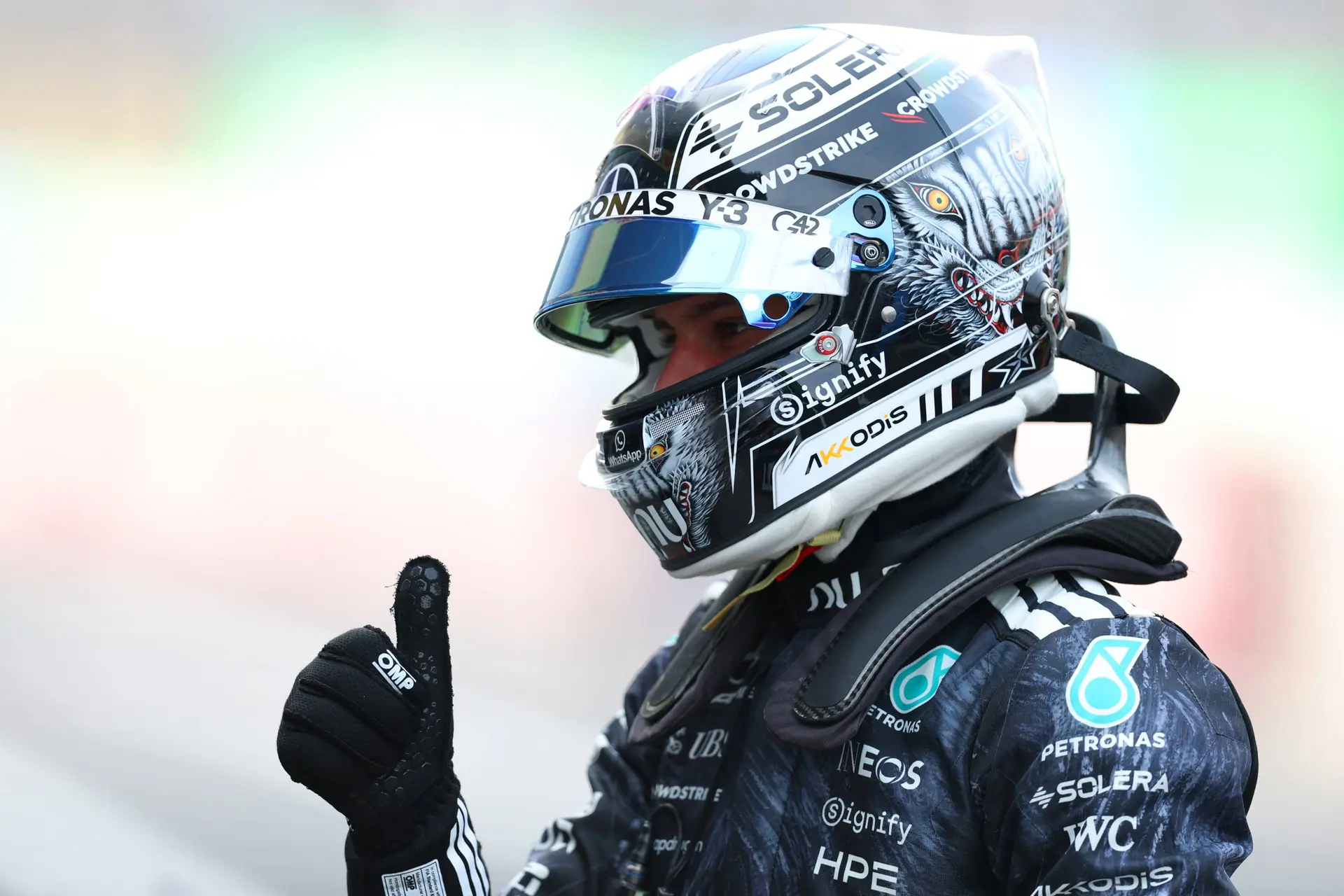 Antonelli mazzelt in Japan na crash van Bearman, Verstappen koning van het middenveld