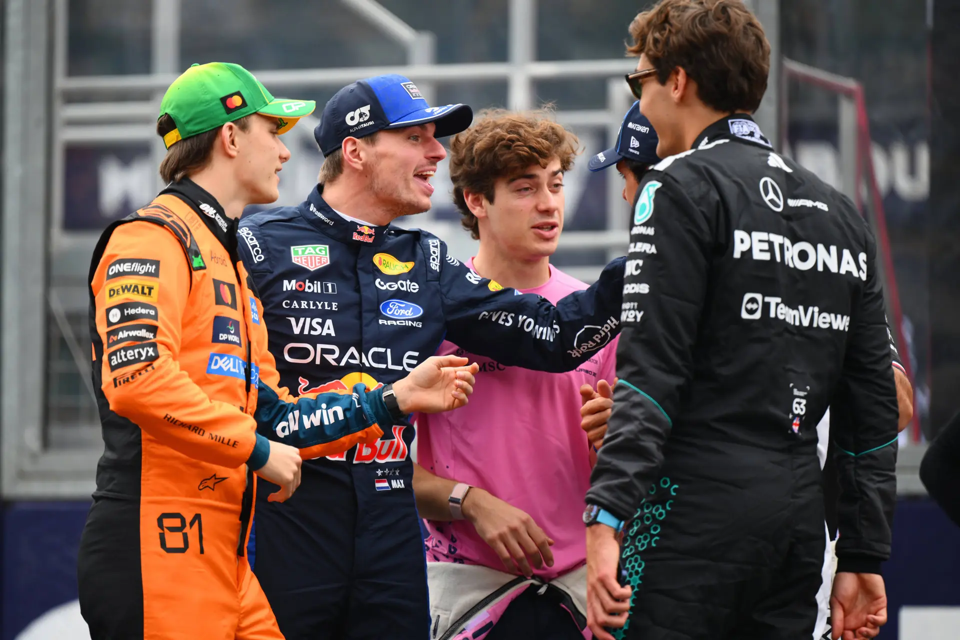 Verstappen grijnst bij sneer naar Russell: "Zal zich wel achter de oren krabben"