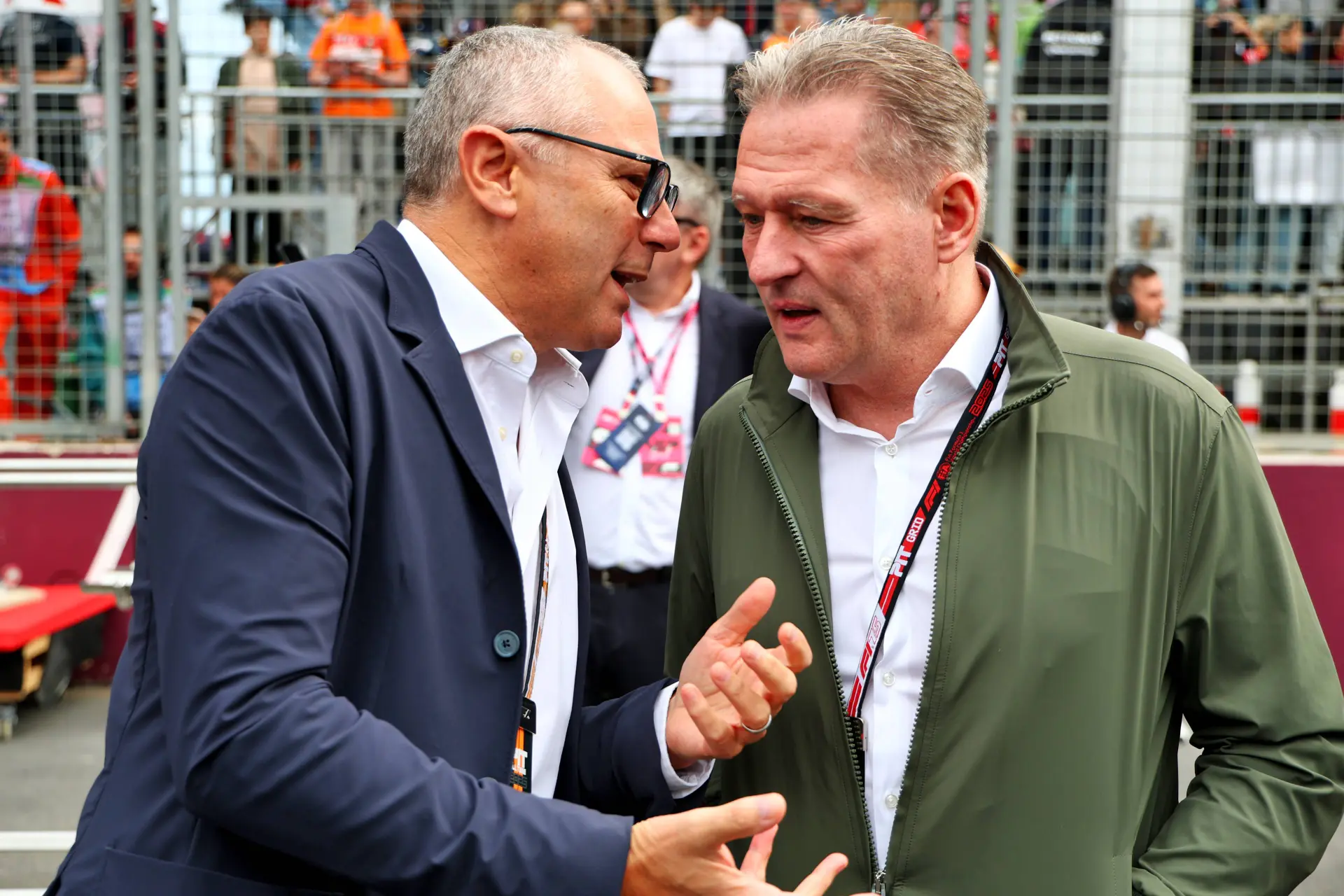 Verstappen wordt op verkeerde keuze gewezen: "Ik zei dit ook tegen Jos"