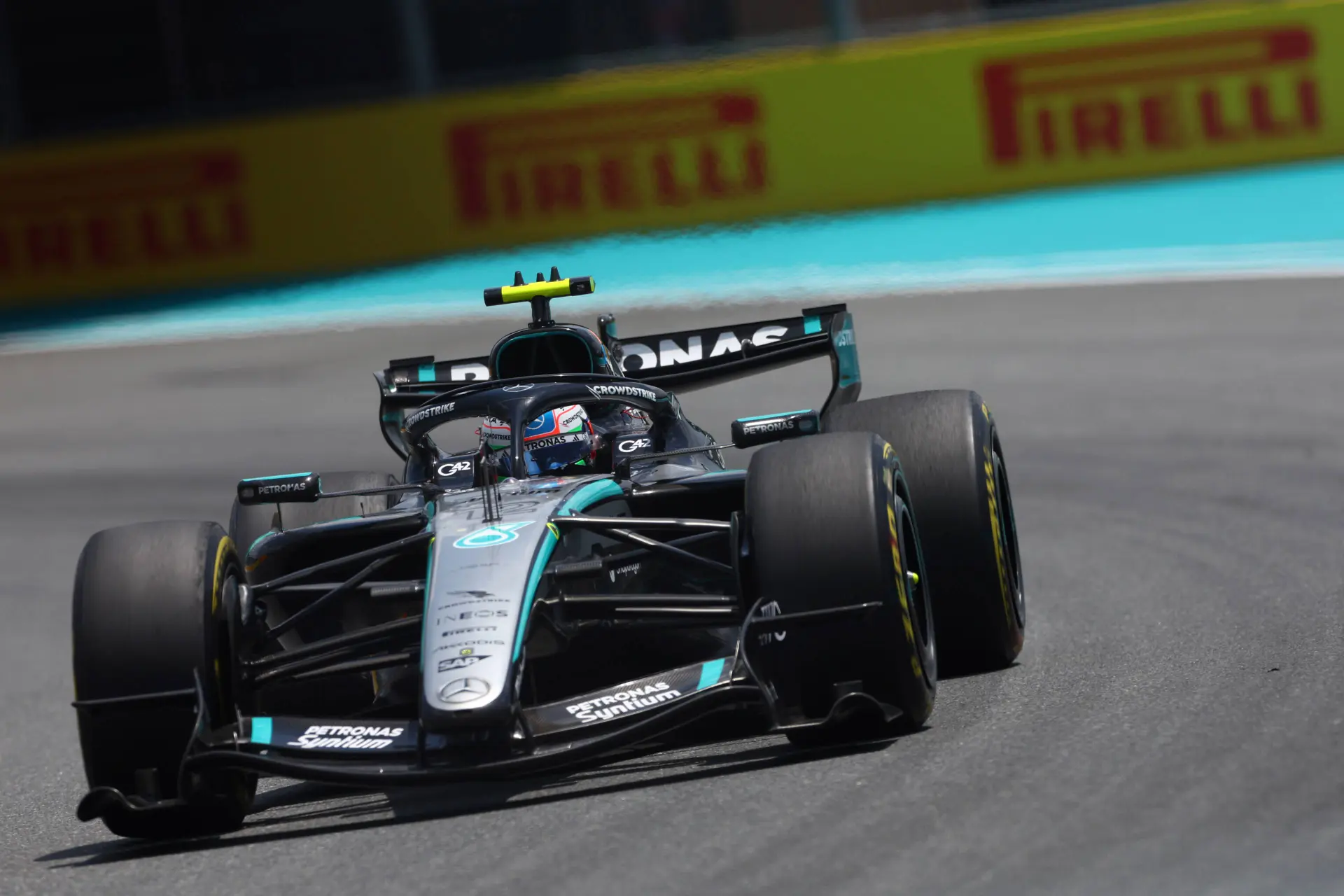 Mercedes toont spierballen na upgrades, redelijke sessie voor Verstappen