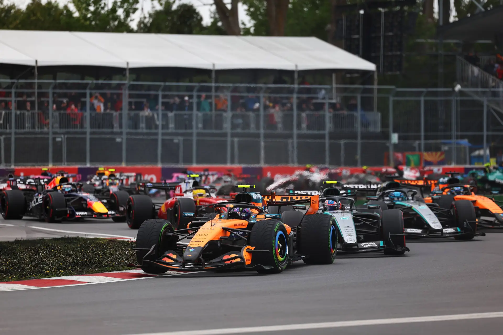 start-kimi-antonelli-mercedes-george-russell-lando-norris-oscar-piastri-mclaren-2026-zondag-race-canada