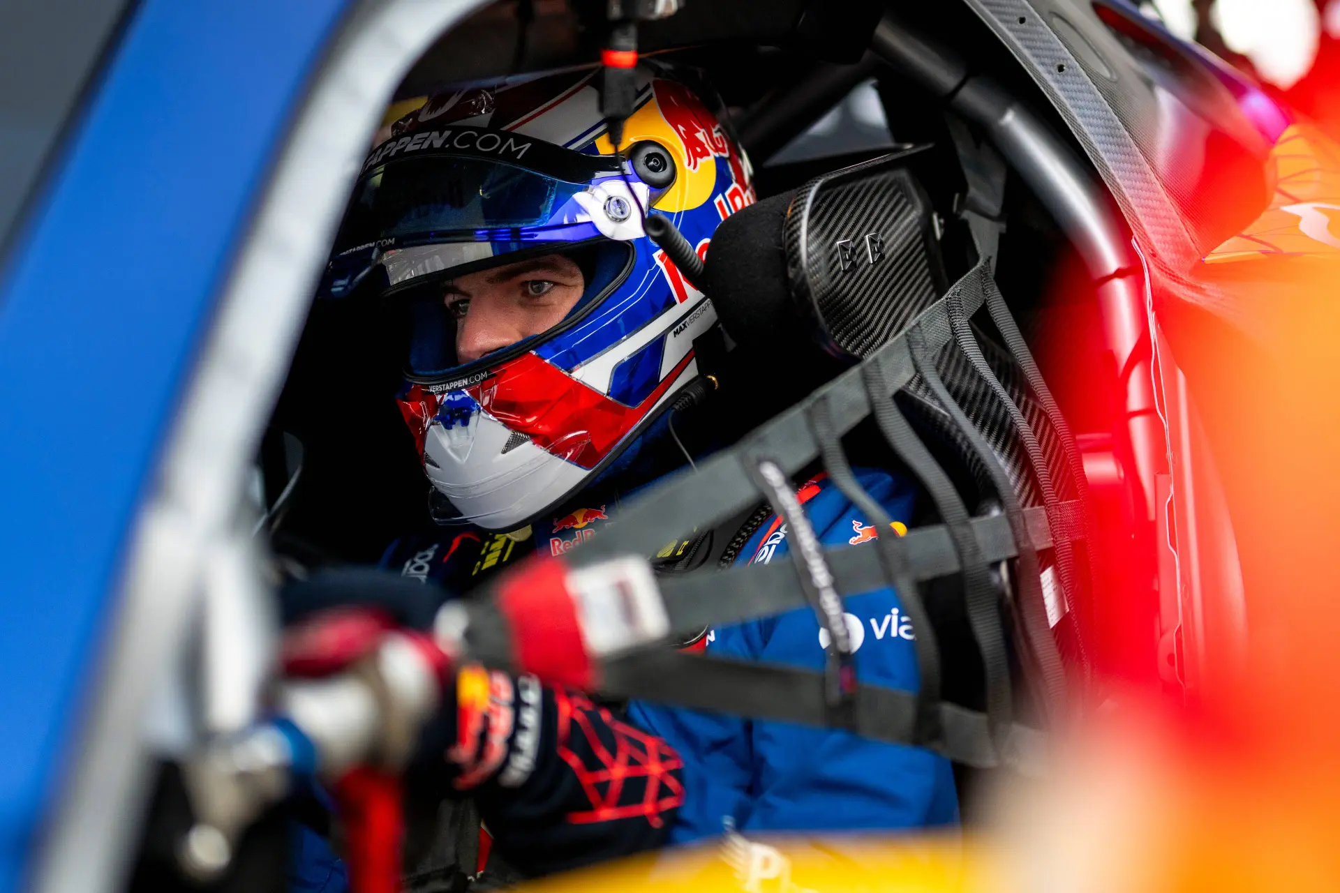 Live | Verstappen in kansrijke positie in 24 uur van de Nürburgring, Estre en Haase uitgevallen