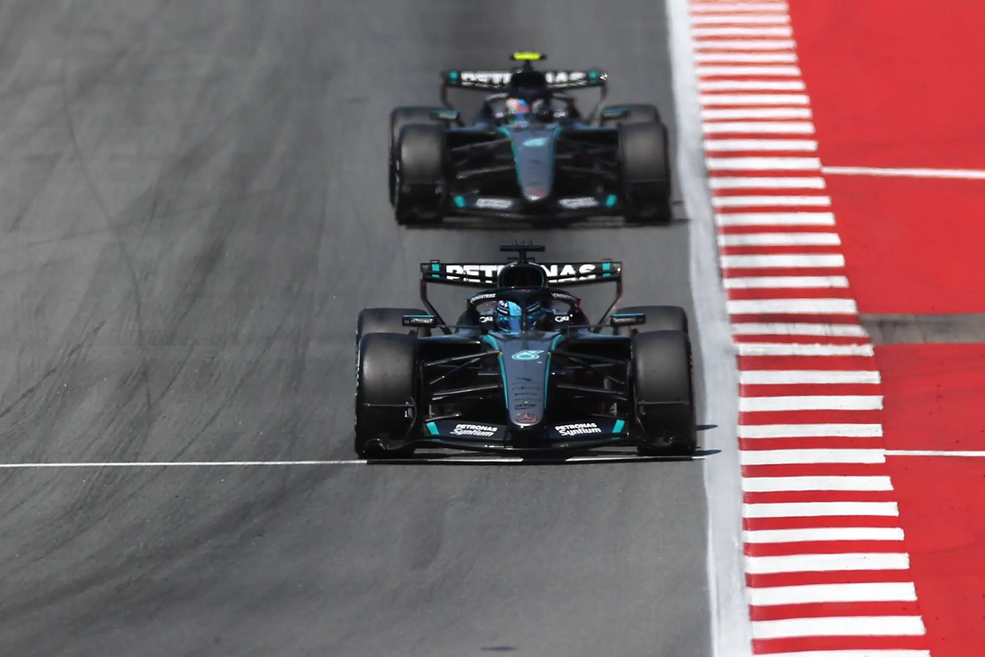 george-russell-andrea-kimi-antonelli-mercedes-gp-barcelona-catalonie-2026-zondag-2