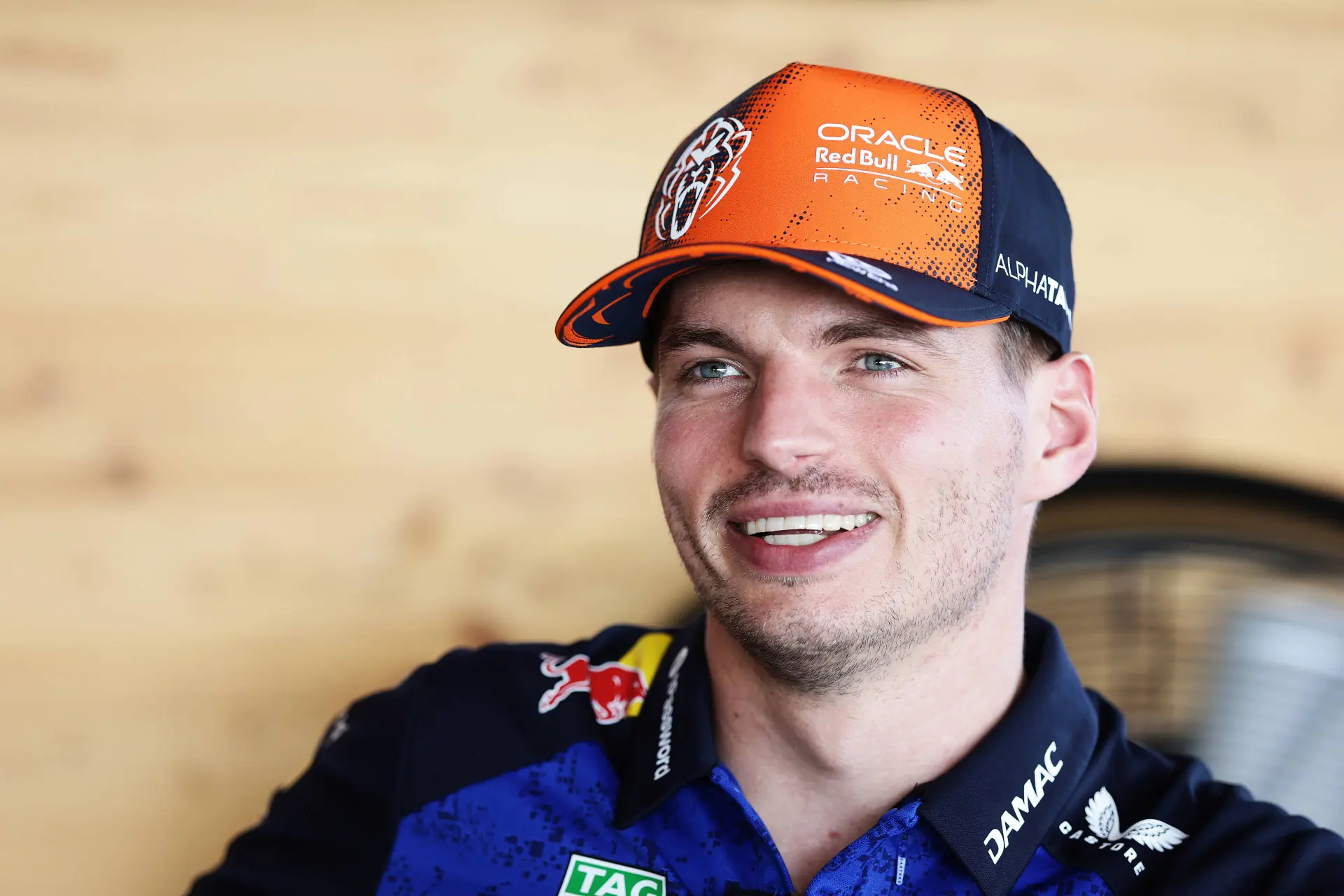max-verstappen-pet-lach--red-bull-racing-oostenrijk-2026-1-1