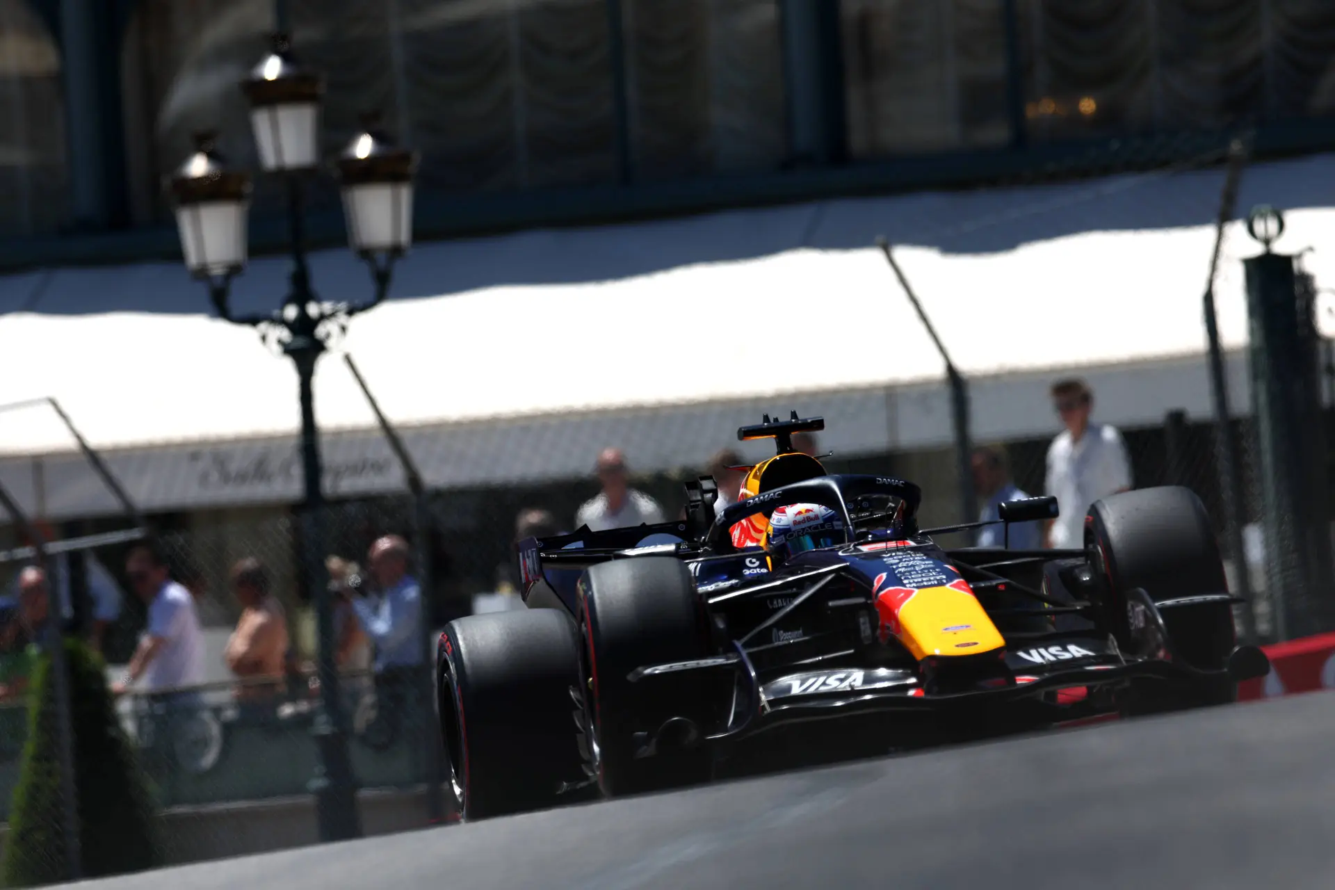 Vertrouwen bij Verstappen in schril contrast met ander team: "Verbijsterende beslissing"