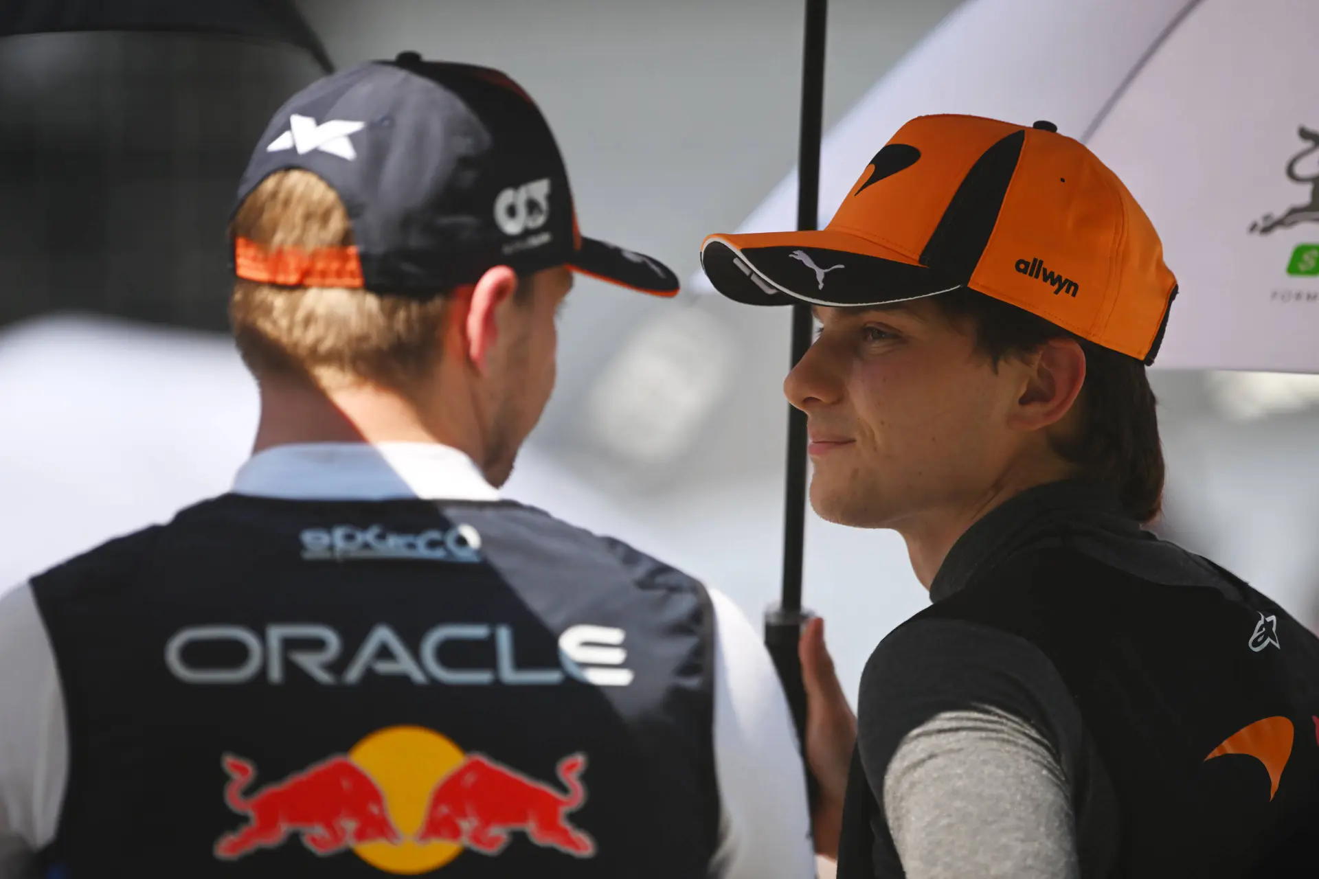 max-verstappen-red-bull-racing-oscar-piastri-mclaren-gp-oostenrijk-2026-zondag
