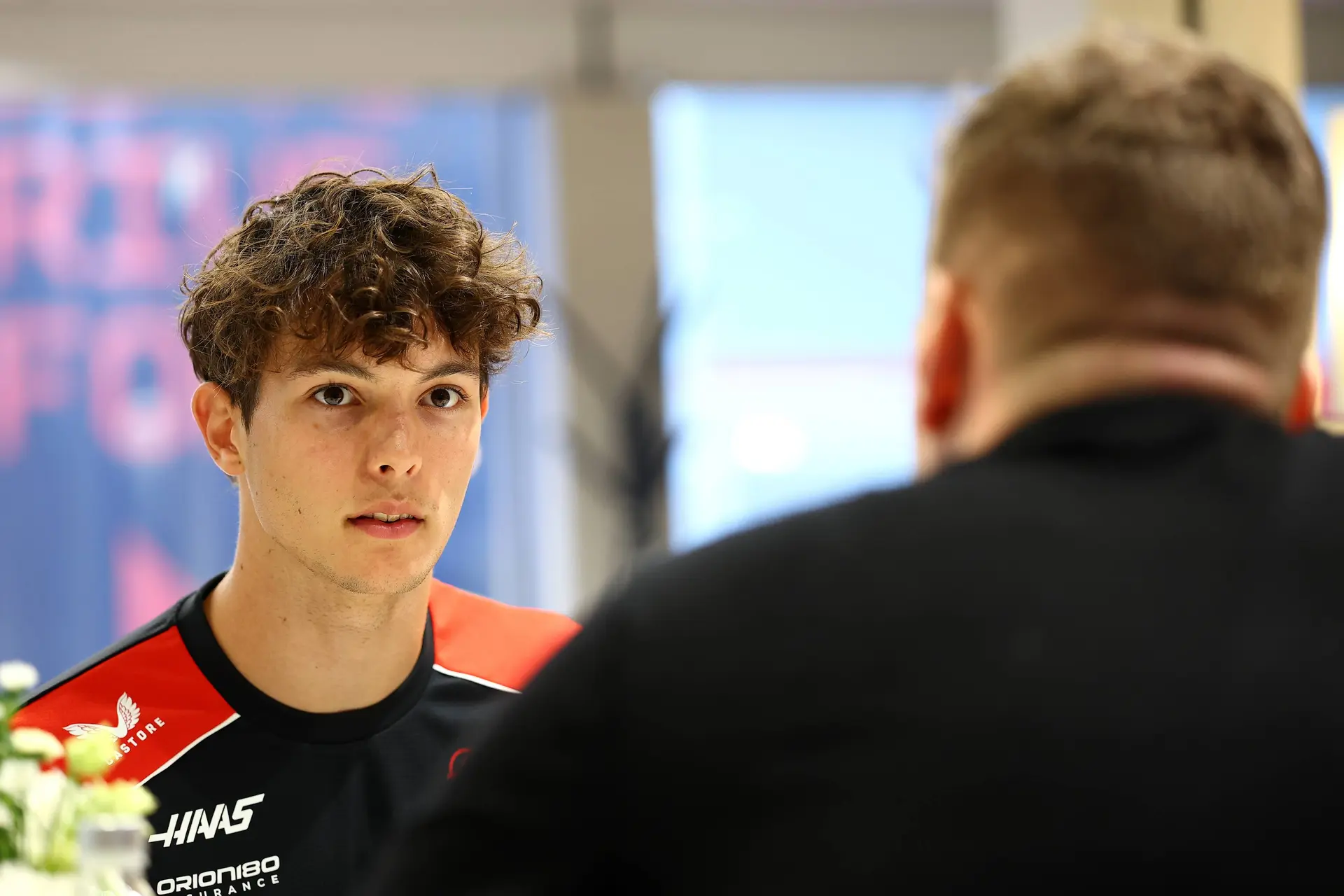 Bearman plaatst Verstappen op een voetstuk: "Hij is de maatstaf"
