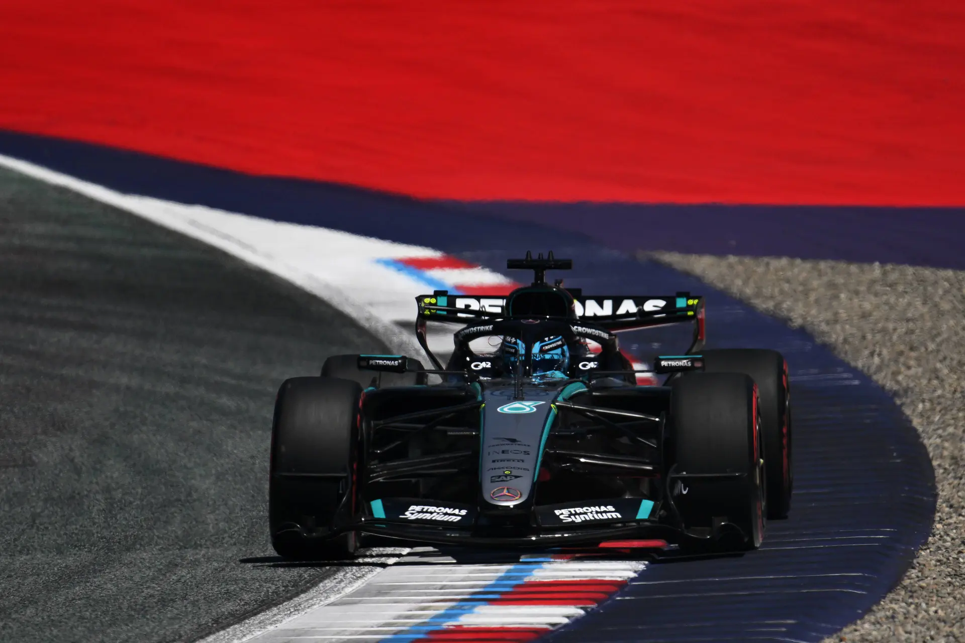 Russell grijpt poleposition tijdens gele vlag, Verstappen crasht na ijzersterke sessie
