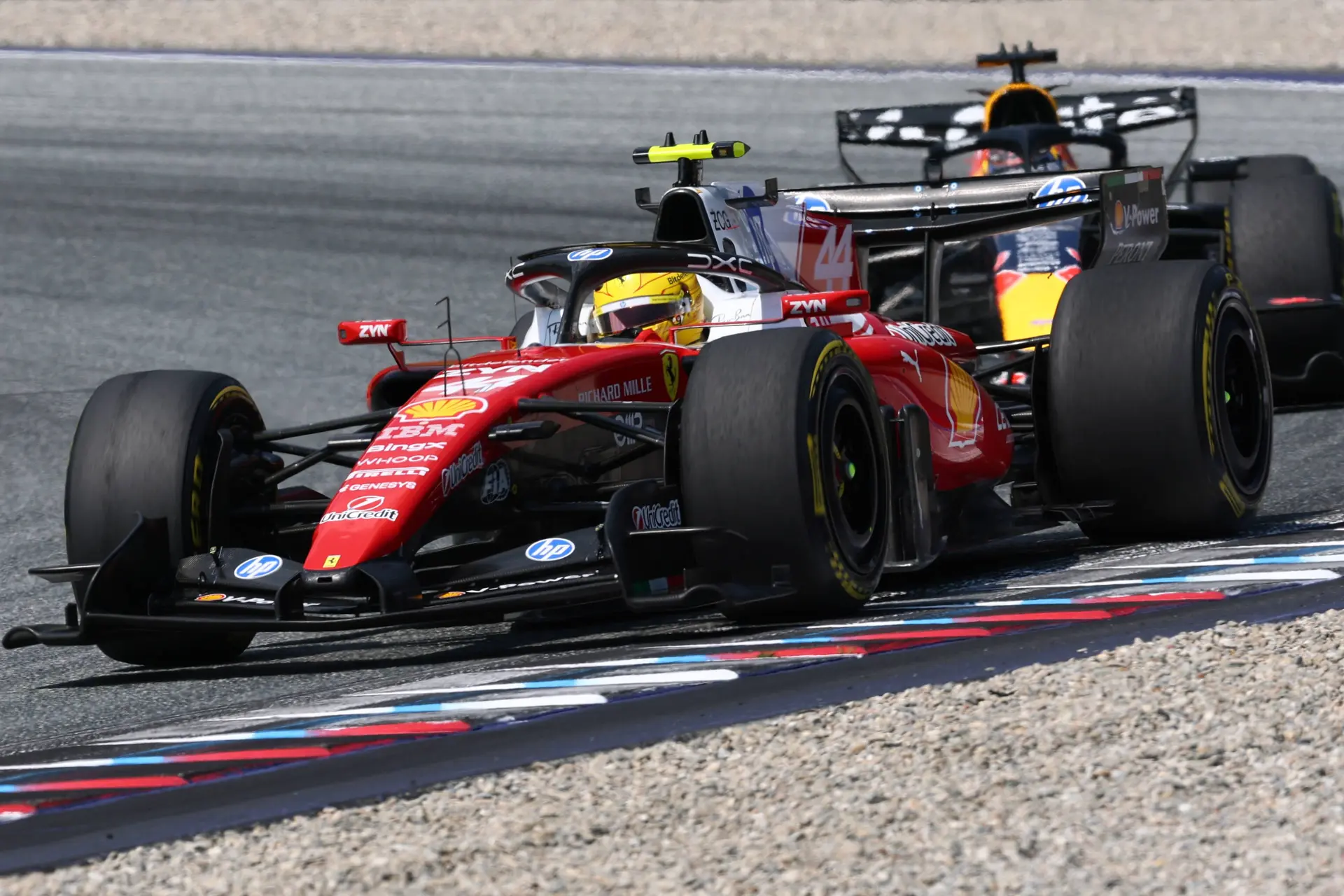 F1TV-analist zag Hamilton Verstappen van de baan duwen: "Ik zat te giechelen"