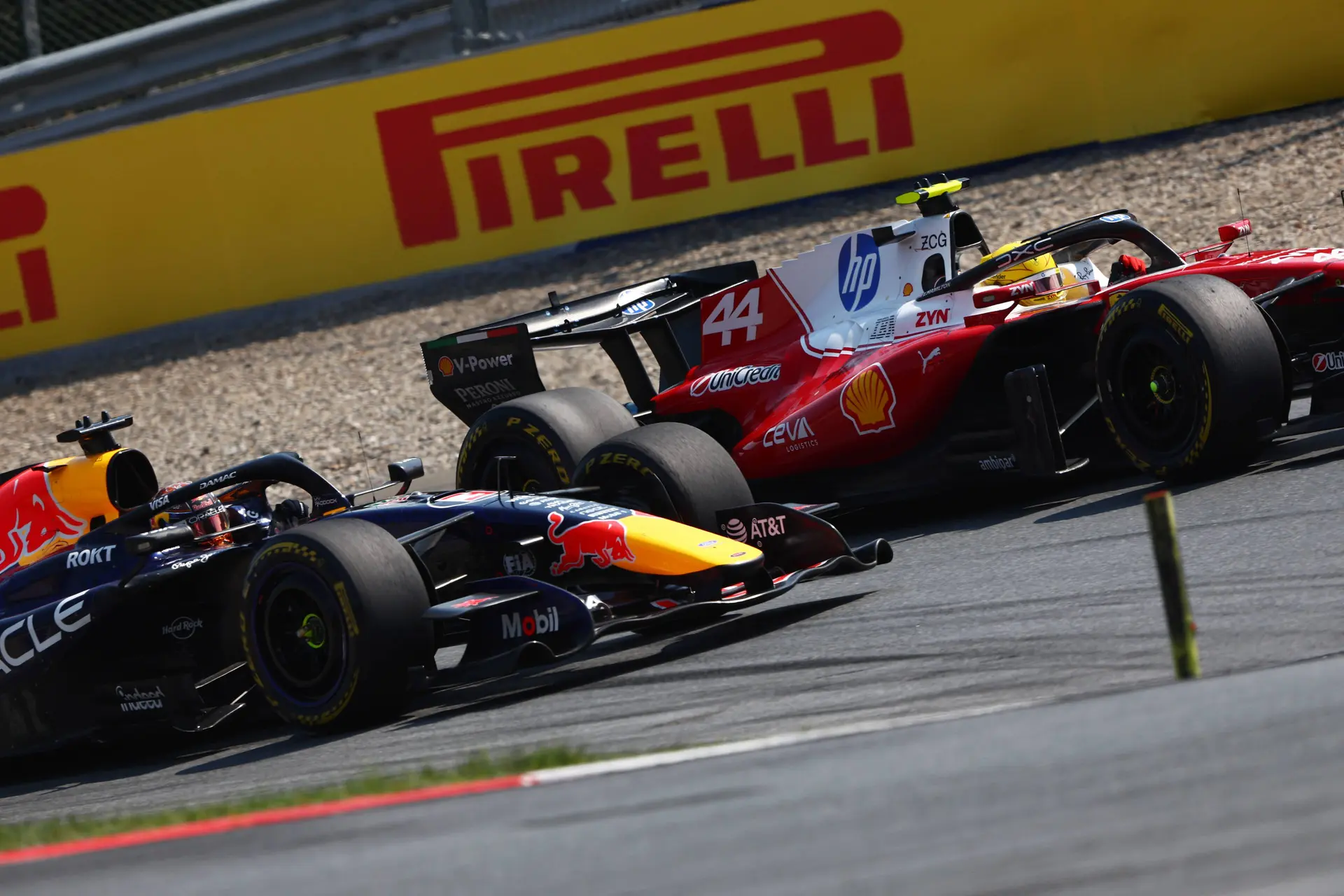 pirelli-lewis-hamilton-ferrari-max-verstappen-red-bull-racing-gp-oostenrijk-2026-zondag-gevecht-3