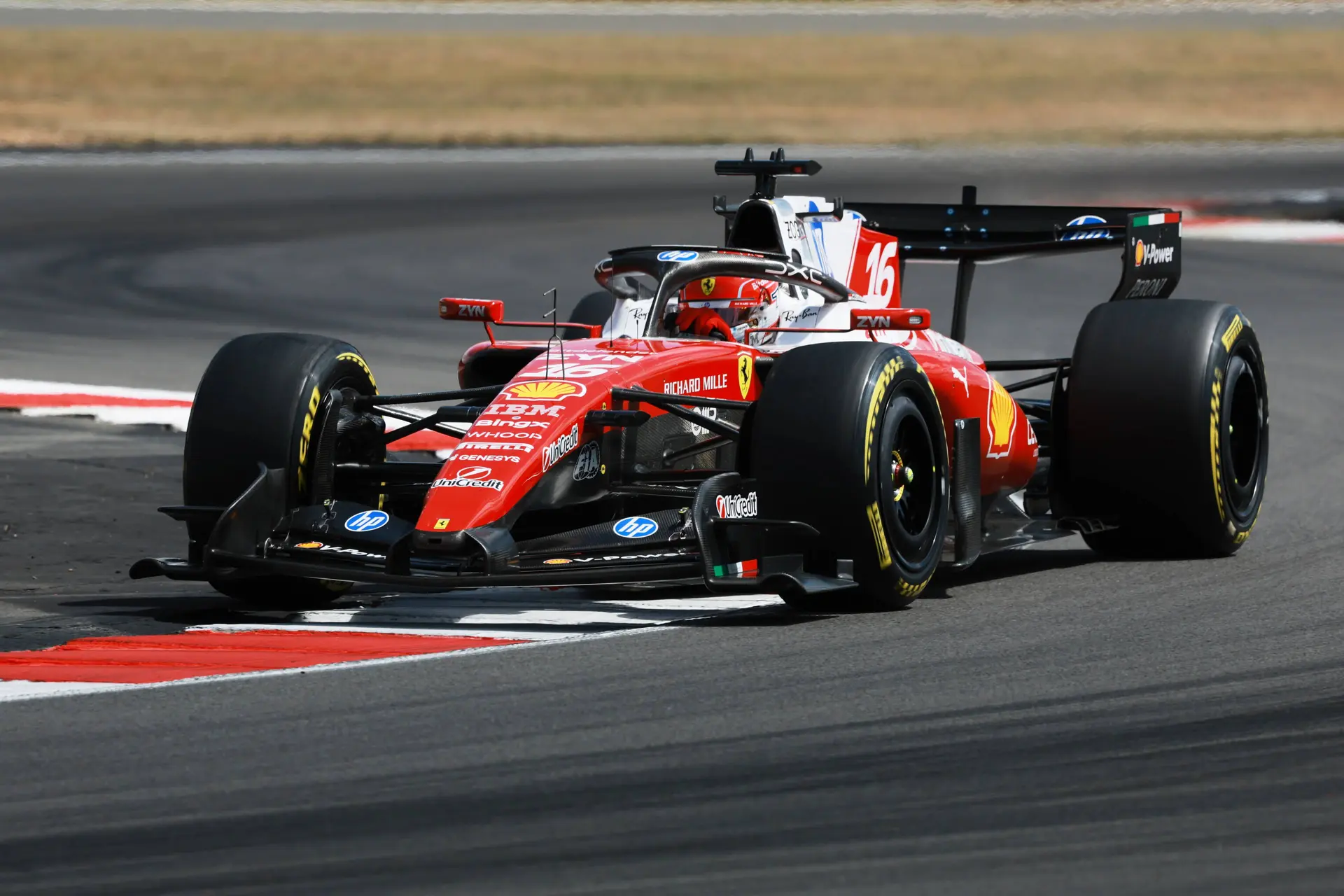 Crash van Verstappen en pech voor Antonelli helpen Ferrari aan zege