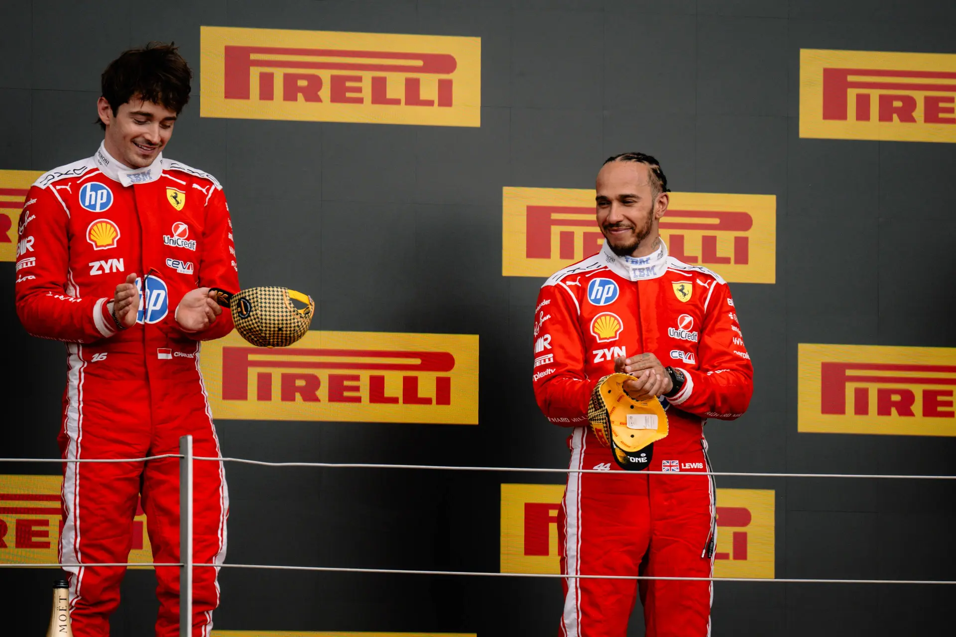 charles-leclerc-lewis-hamilton-ferrari-gp-groot-brittannie-2026-zondag-podium