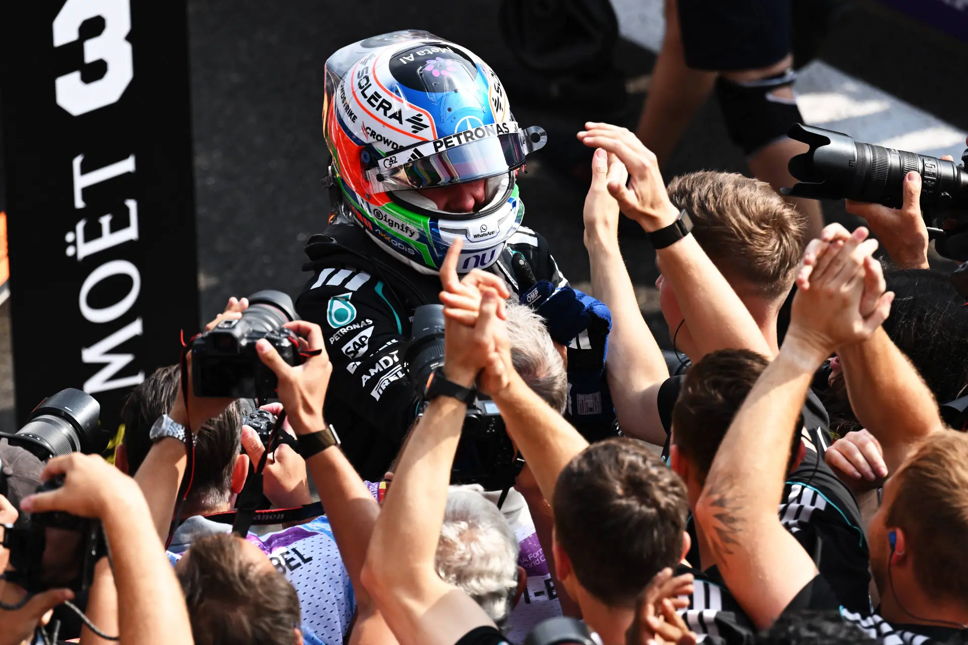 Verstappen na sterke race op het podium, Antonelli wint ondanks geluk voor Ferrari