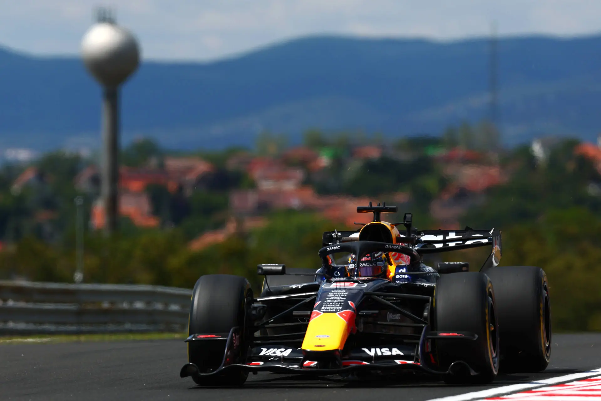 max-verstappen-rb22-red-bull-racing-hongarije-vrjdag-vt1-1