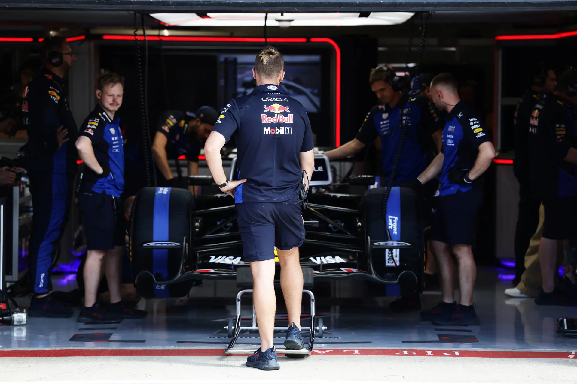 Viaplay-analisten schatten tijdverlies door problemen Verstappen in: "Hij moet de motor wisselen"