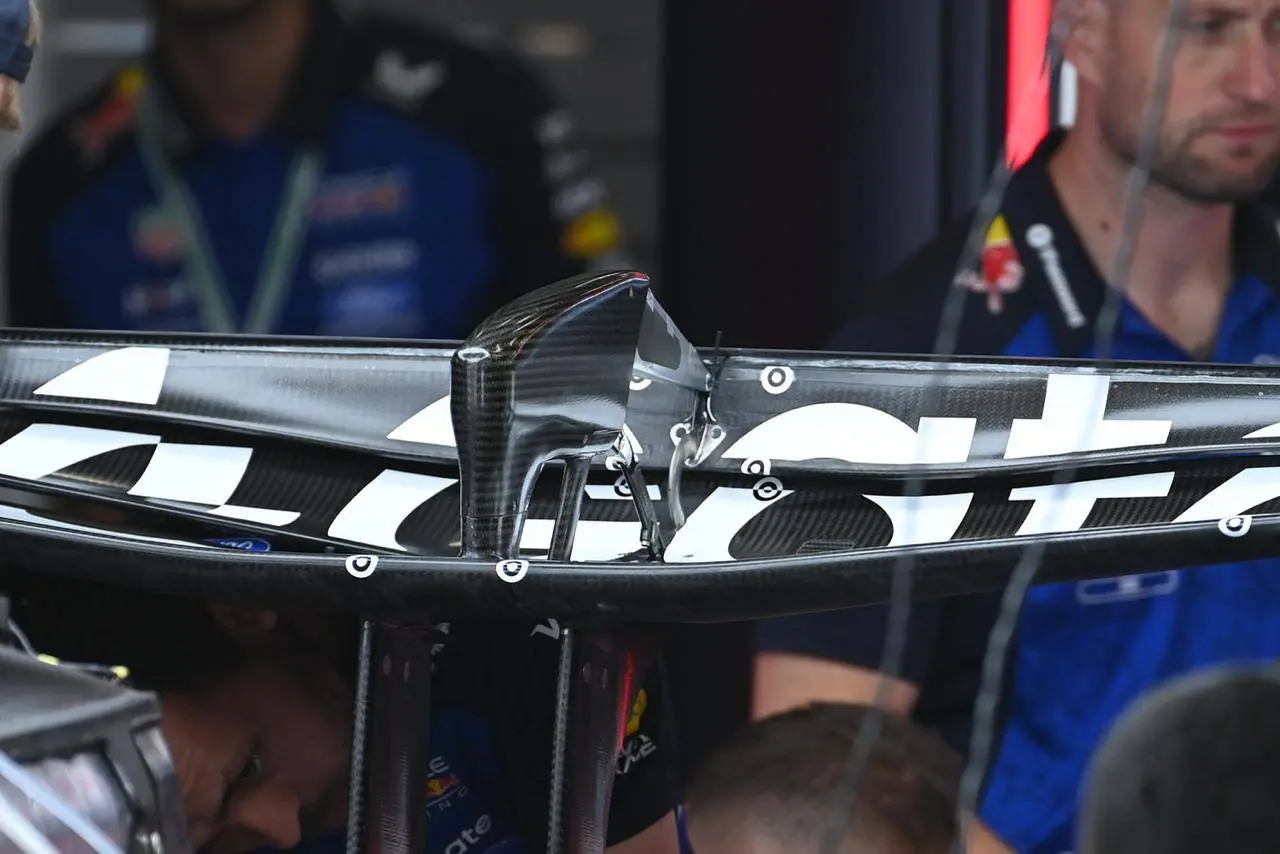 red-bull-racing-rb22-achtervleugel-belgië-1