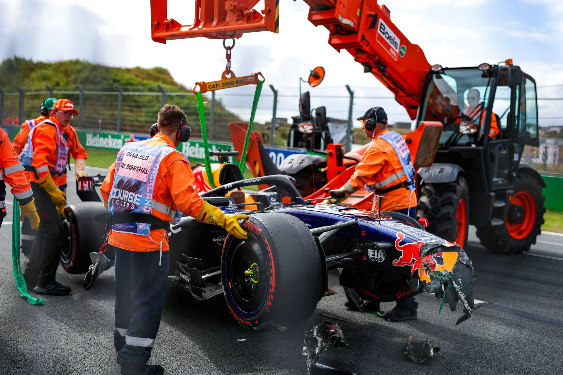 max-verstappen-crash-nederland-zandvoort-2026-medical-car-red-bull-racing-rb22-crash-119
