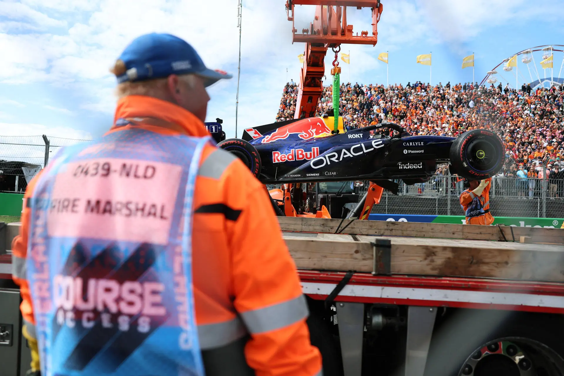 max-verstappen-crash-nederland-zandvoort-2026-medical-car-red-bull-racing-rb22-crash-13