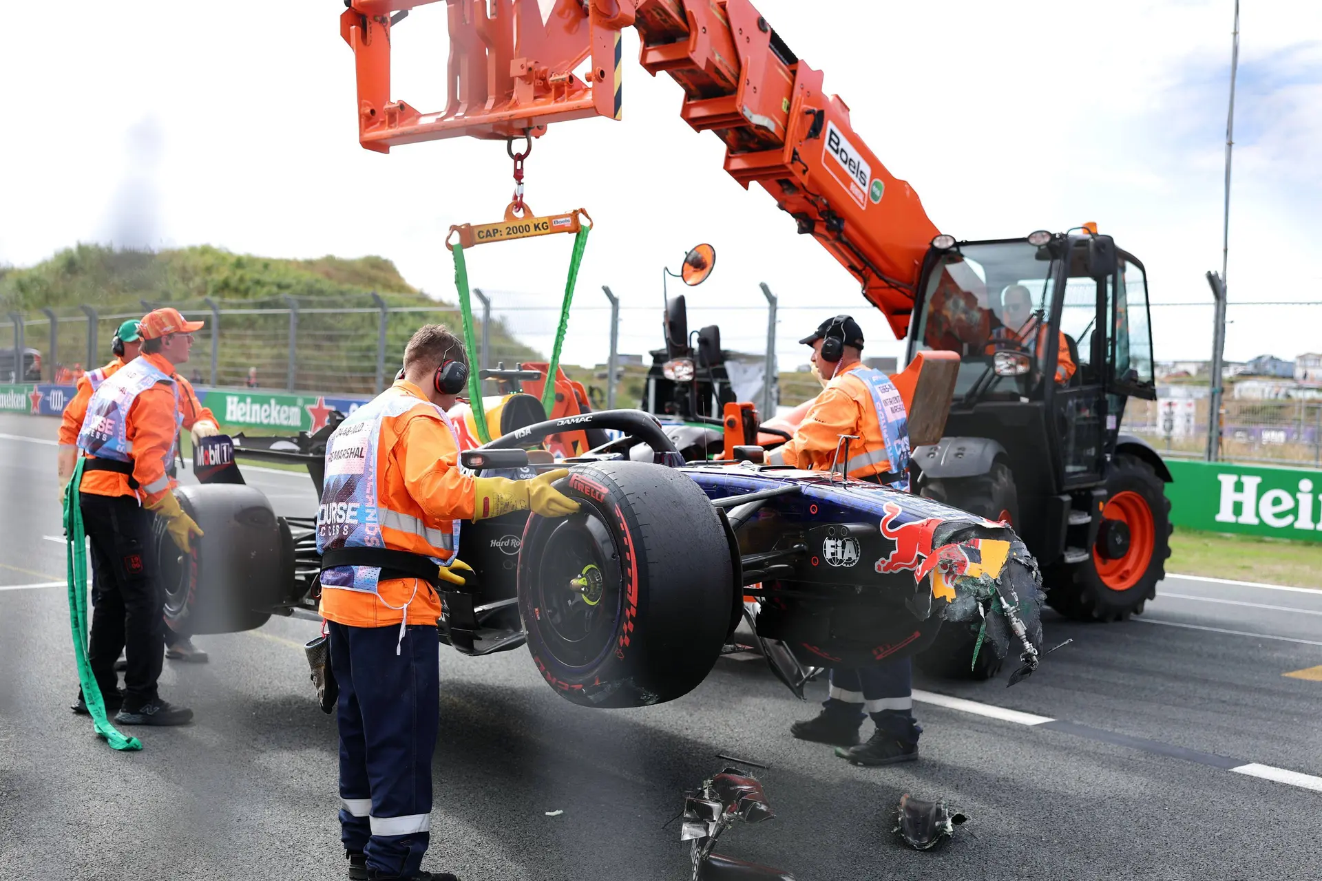 max-verstappen-crash-nederland-zandvoort-2026-medical-car-red-bull-racing-rb22-crash-18