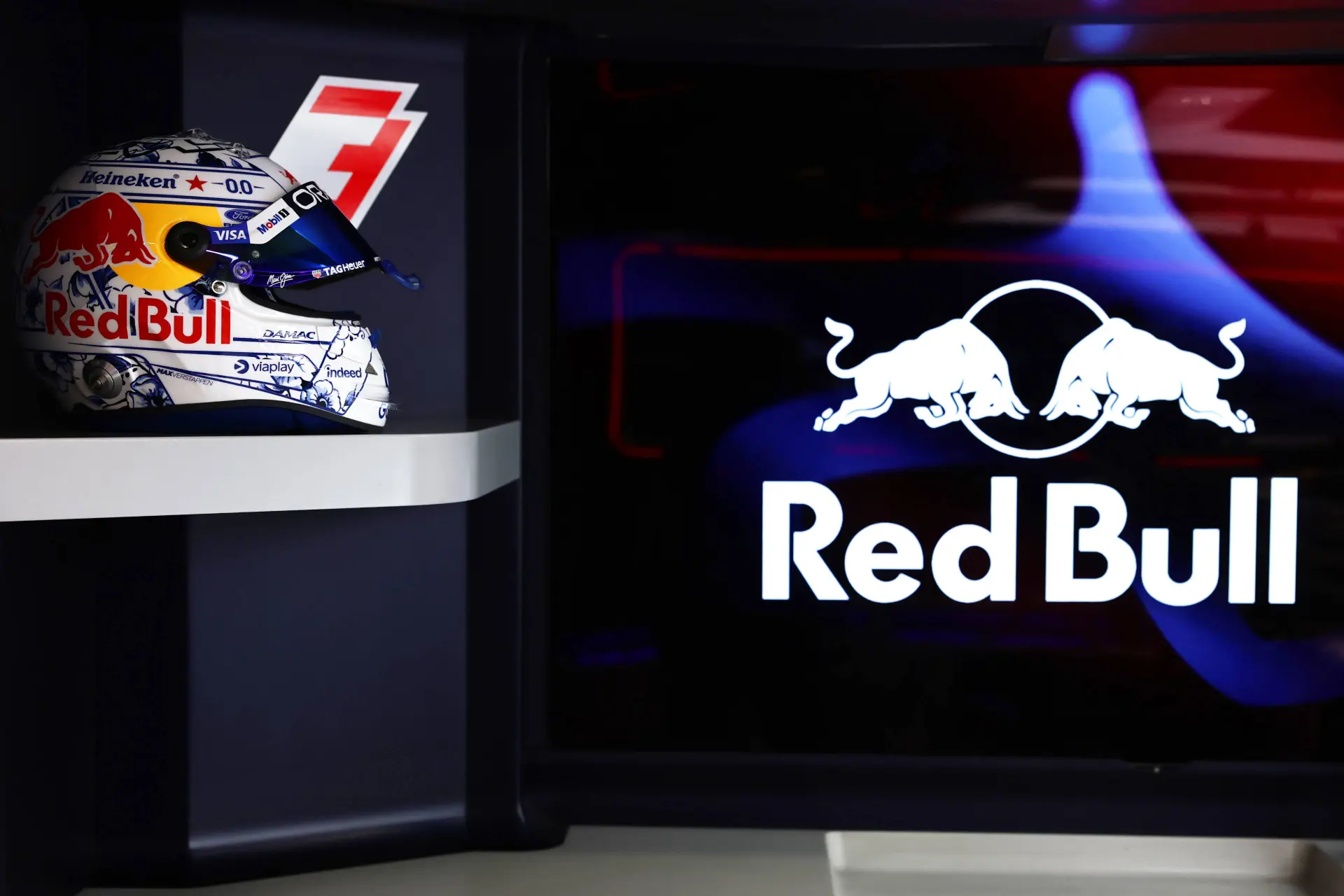 max-verstappen-red-bull-racing-nederland-startnummer-helm-logo