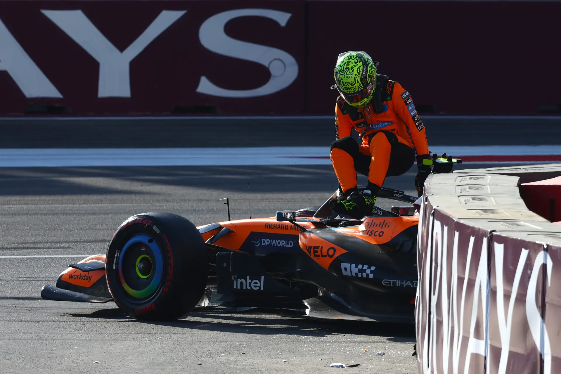 lando-norris-azerbeidzjan-baku-2026-bakoe-mclaren-crash