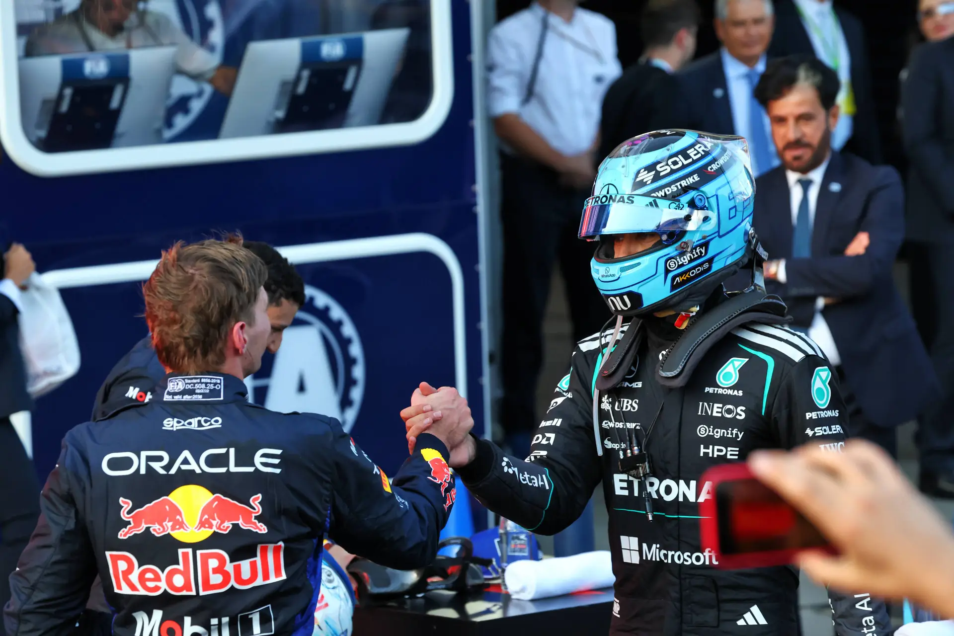 max-verstappen-george-russell-red-bull-racing-mercedes-azerbeidzjan-bakoe-1