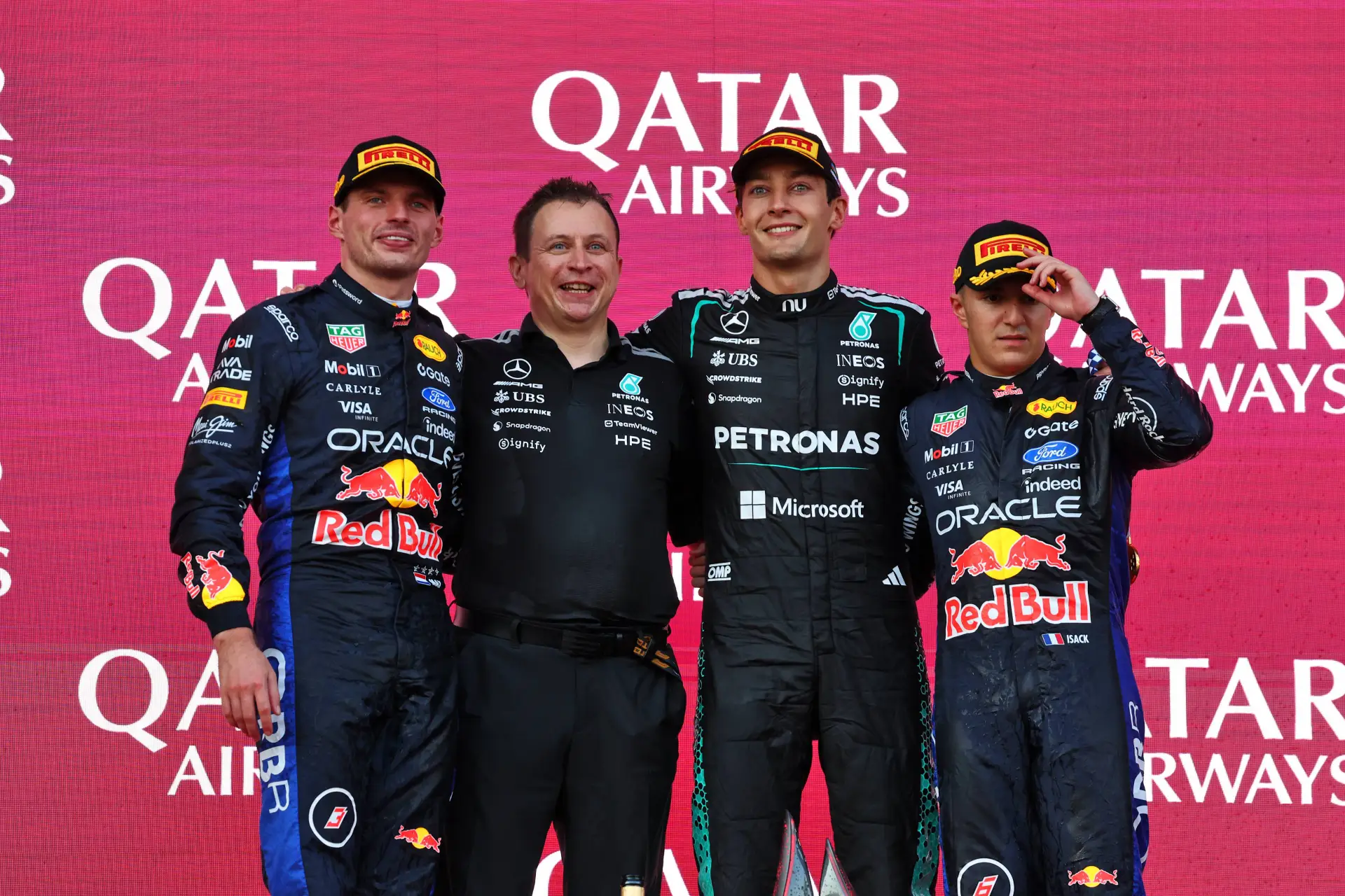 max-verstappen-george-russell-red-bull-racing-mercedes-azerbeidzjan-bakoe-1-podium-isack-hadjar-2