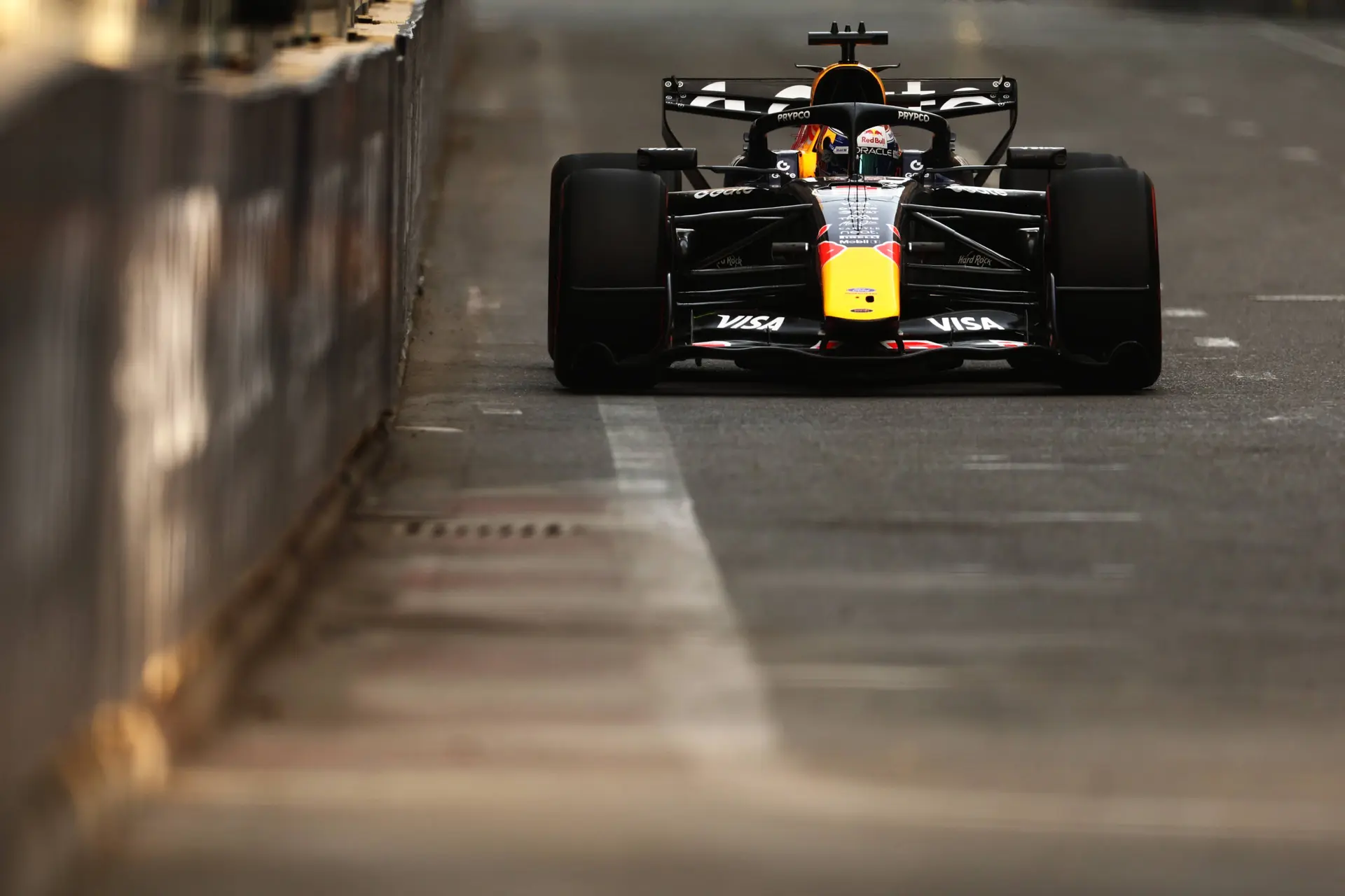 max-verstappen-red-bull-racing-rb22-baku-azerbeidzjan-12