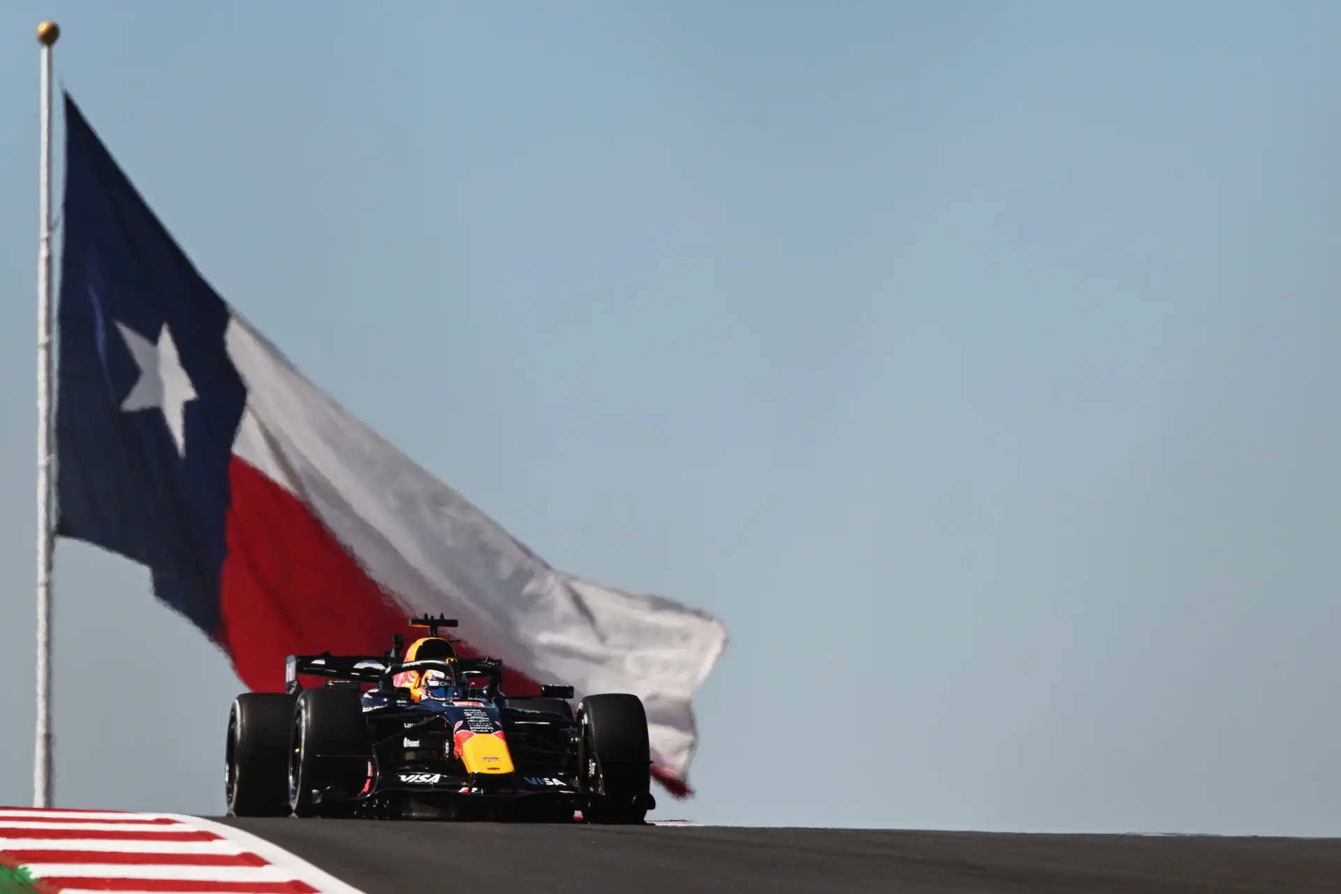 max-verstappen-RB22-cota-vs-austin-red-bull-racing-1