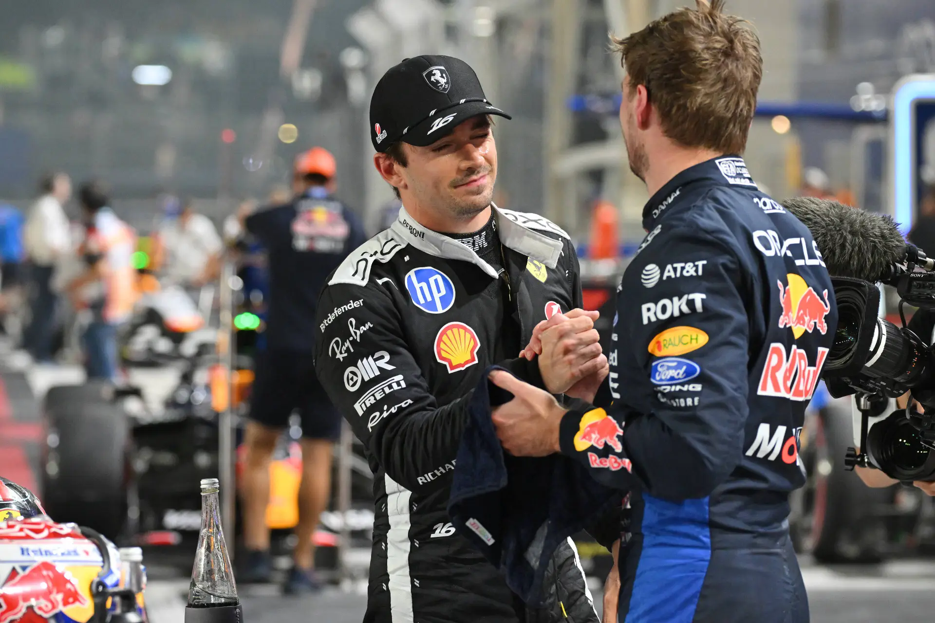 max-verstappen-red-bull-racing-gp-singapore-2026-zaterdag-poleposition-charles-leclerc