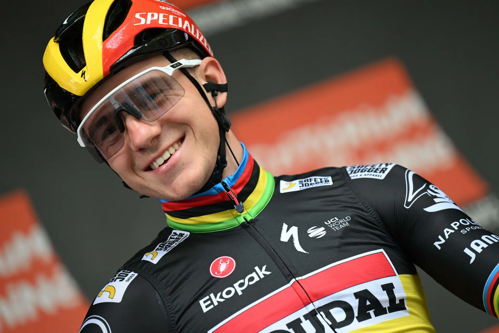Van der Poel’s victory gesture a coincidence? Definitely not, it was a birthday gift for Evenepoel: "Call received, bro!"