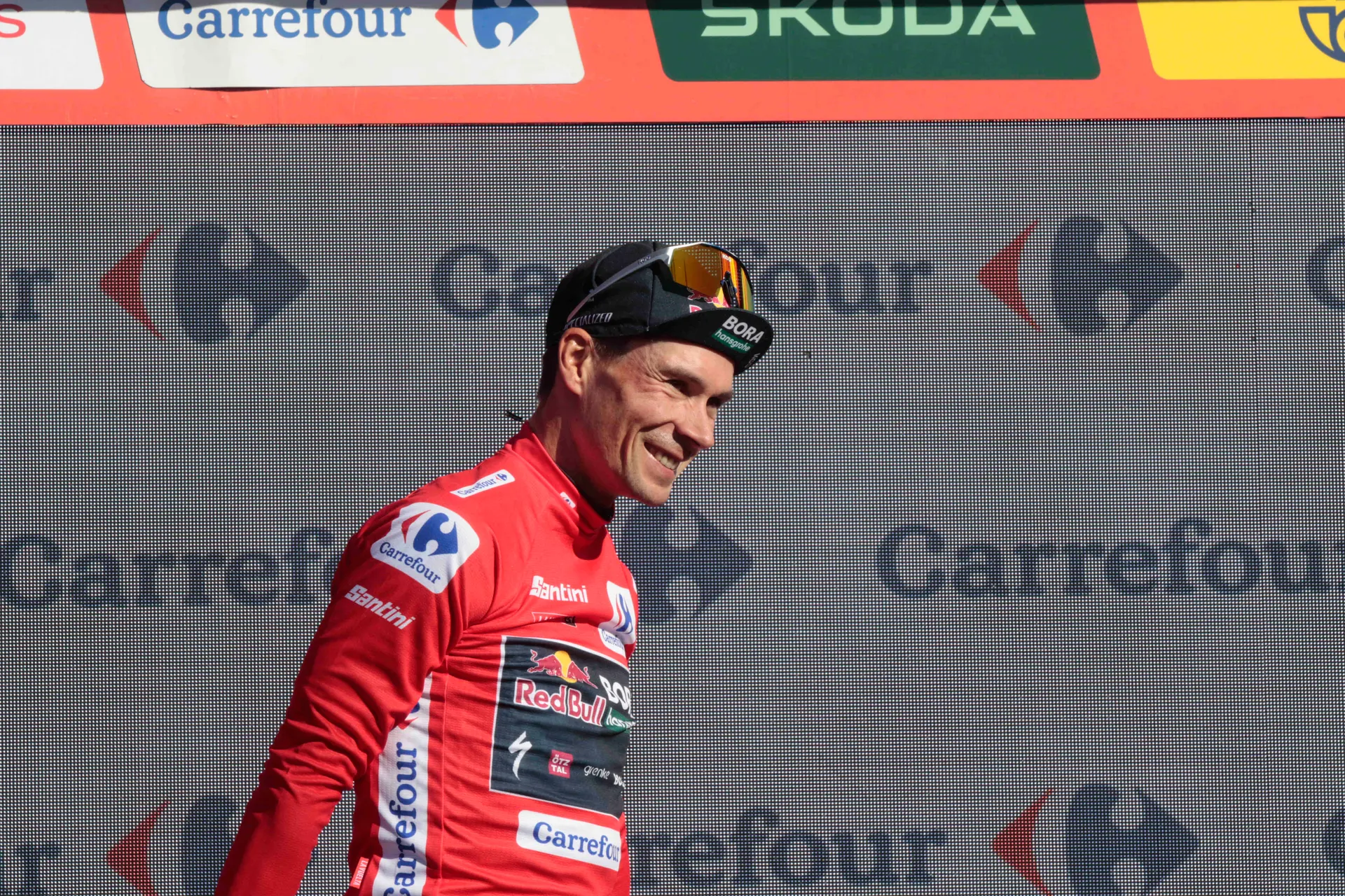 Nervous rain of attacks in final phase, but Dunbar is the smartest! Roglic defends red with panache