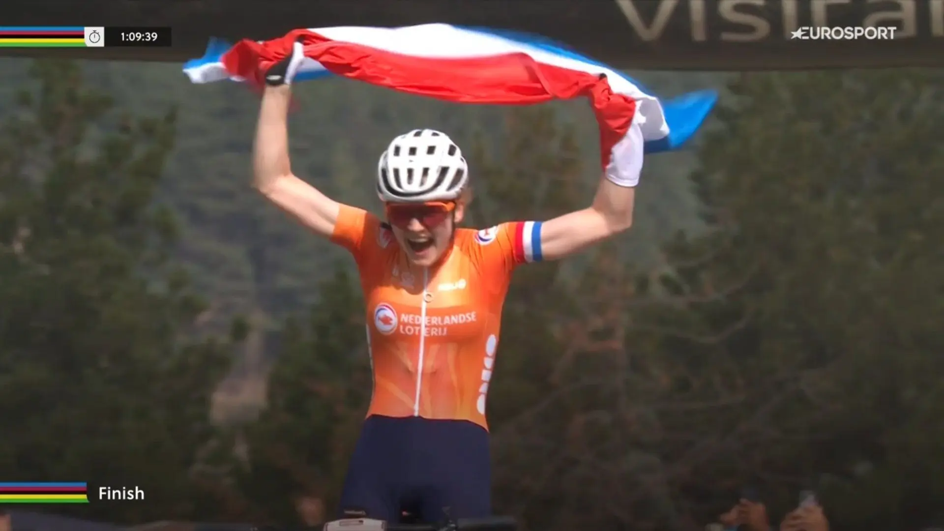 Hatherly outclasses defending champion Tom Pidcock in men's race, Pieterse and Terpstra dominate in women's race