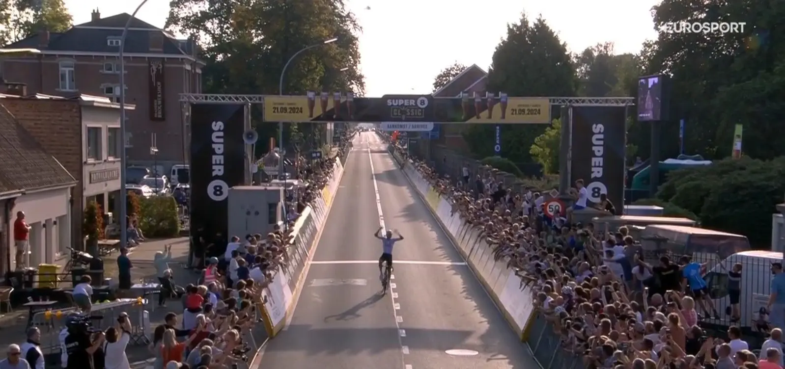 Filippo Baroncini succeeds Van der Poel with a brilliant solo in Super 8 Classic