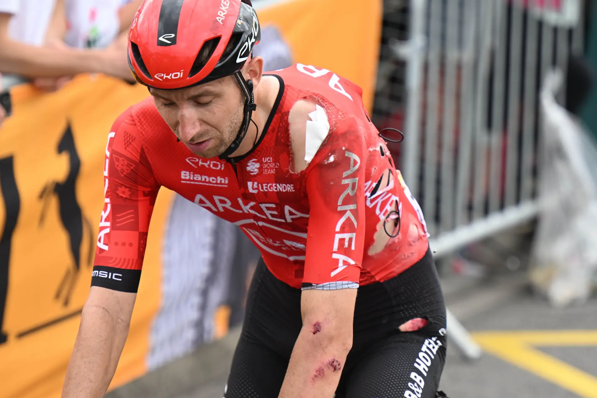 Capiot still hasn't received apology from Van Gils after Tour crash: "That's just typical Van Gils to me"