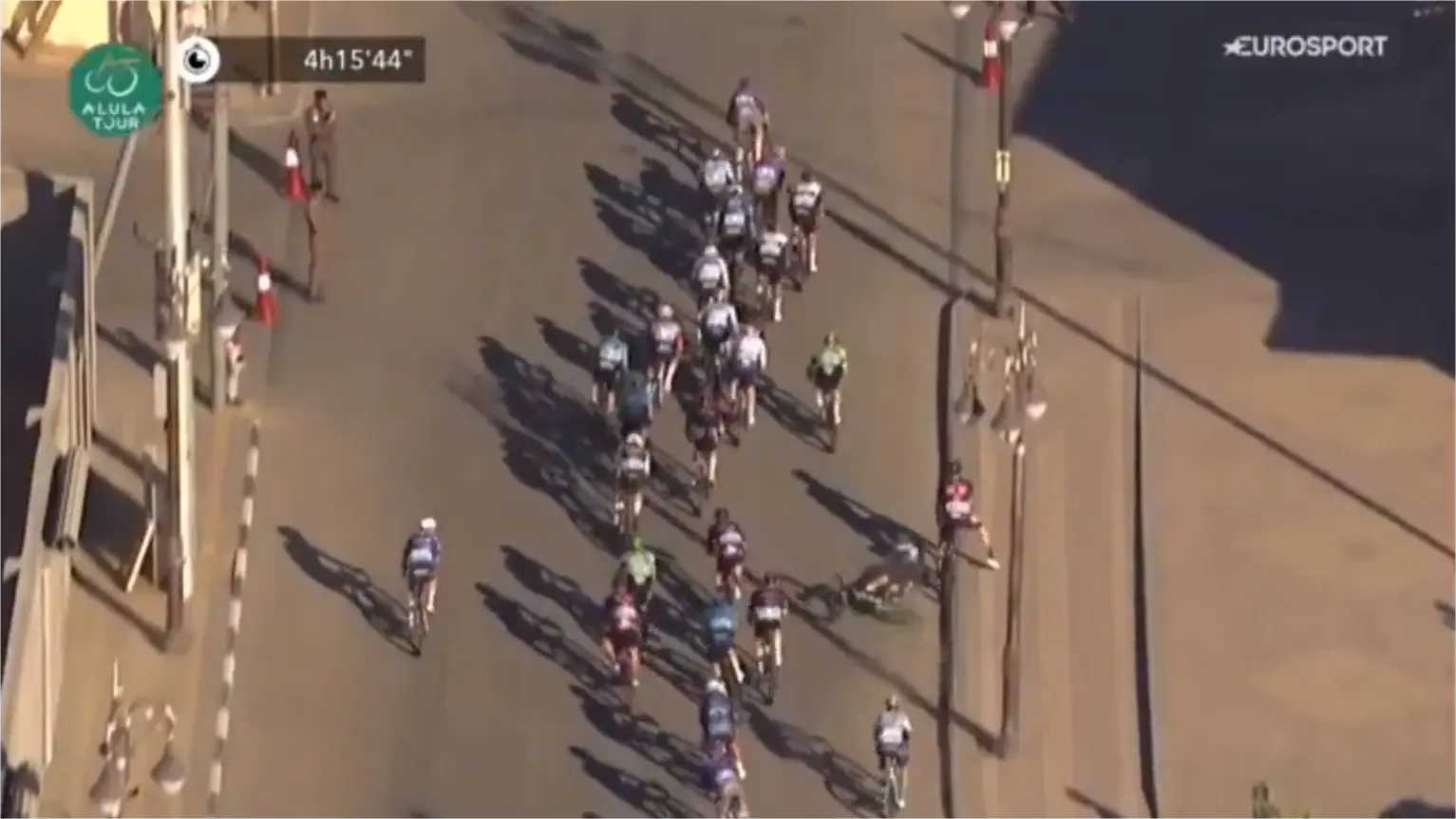 🎥 Eekhoff breaks tooth and jaw in crash at AlUla Tour, out for six to eight weeks