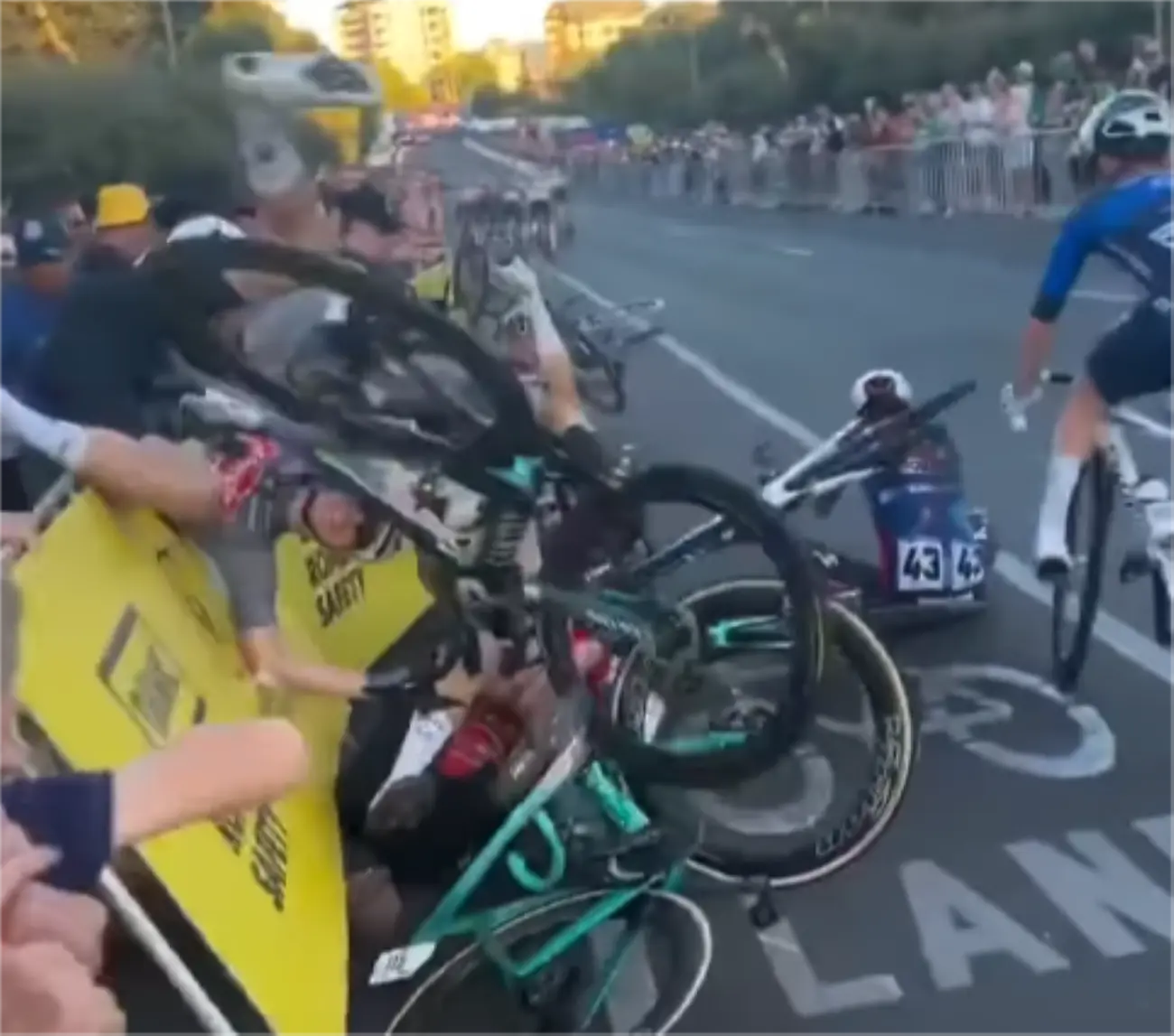 🎥 Crazy crash before the Tour Down Under starts: Riders end up in barriers, spectator seriously injured
