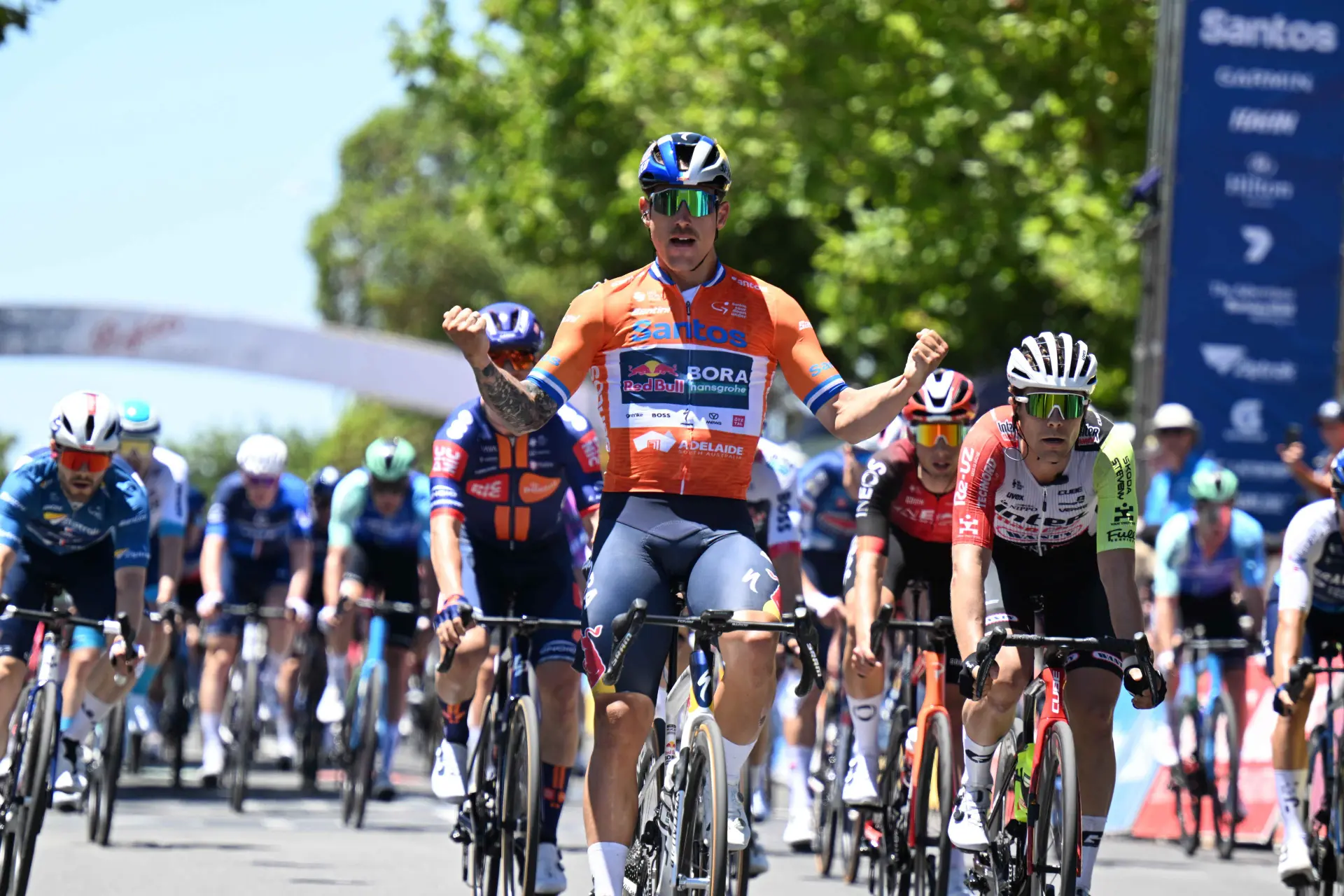 Welsford completes hat trick at Tour Down Under, but a major crash overshadows the final kilometer